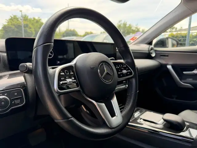 Mercedes-Benz 250 view 8