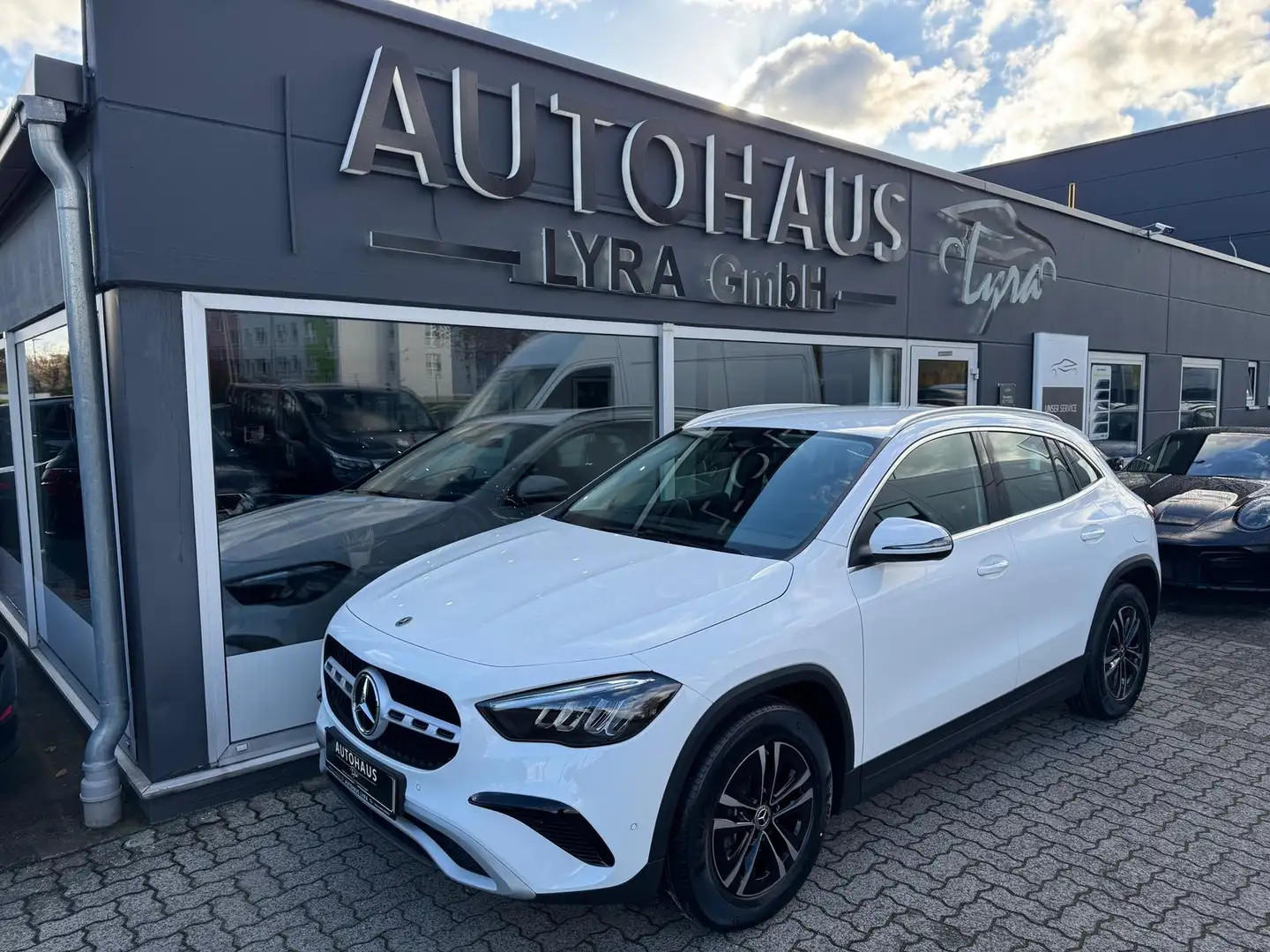 Mercedes-Benz GLA 180 *LED*NAVI*KAMERA*AHK*SHZ* Weiß - 2