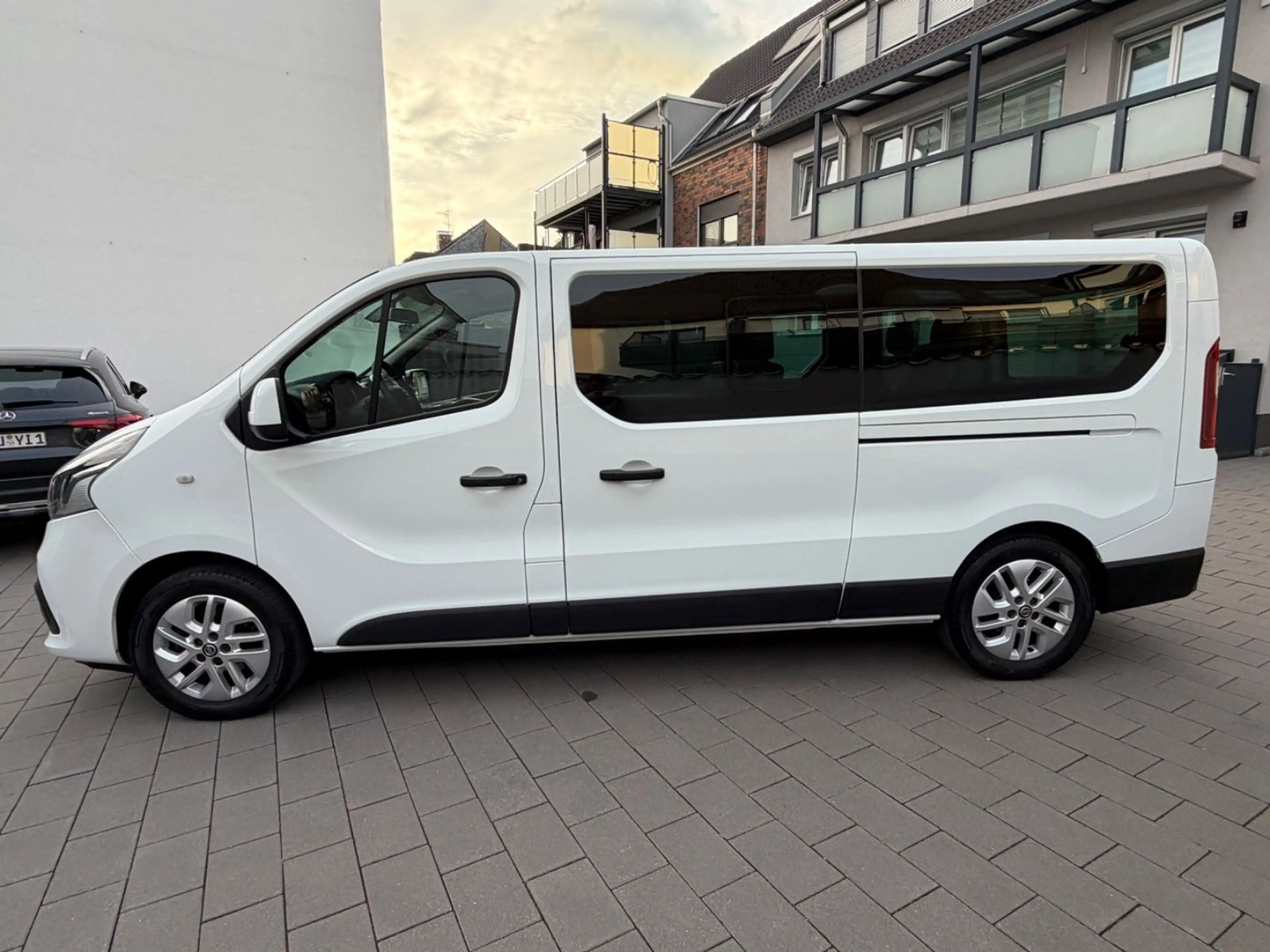 Nissan NV300 L2H1*PREMIUM*42Tkm-Original*1-Hand*8xSitze — photo 9