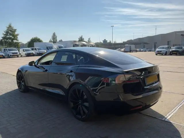 Tesla Model S view 3