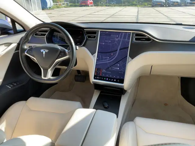 Tesla Model S view 5