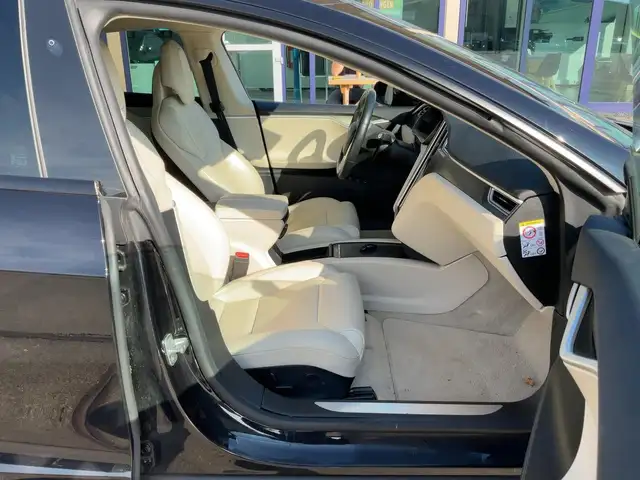 Tesla Model S view 7