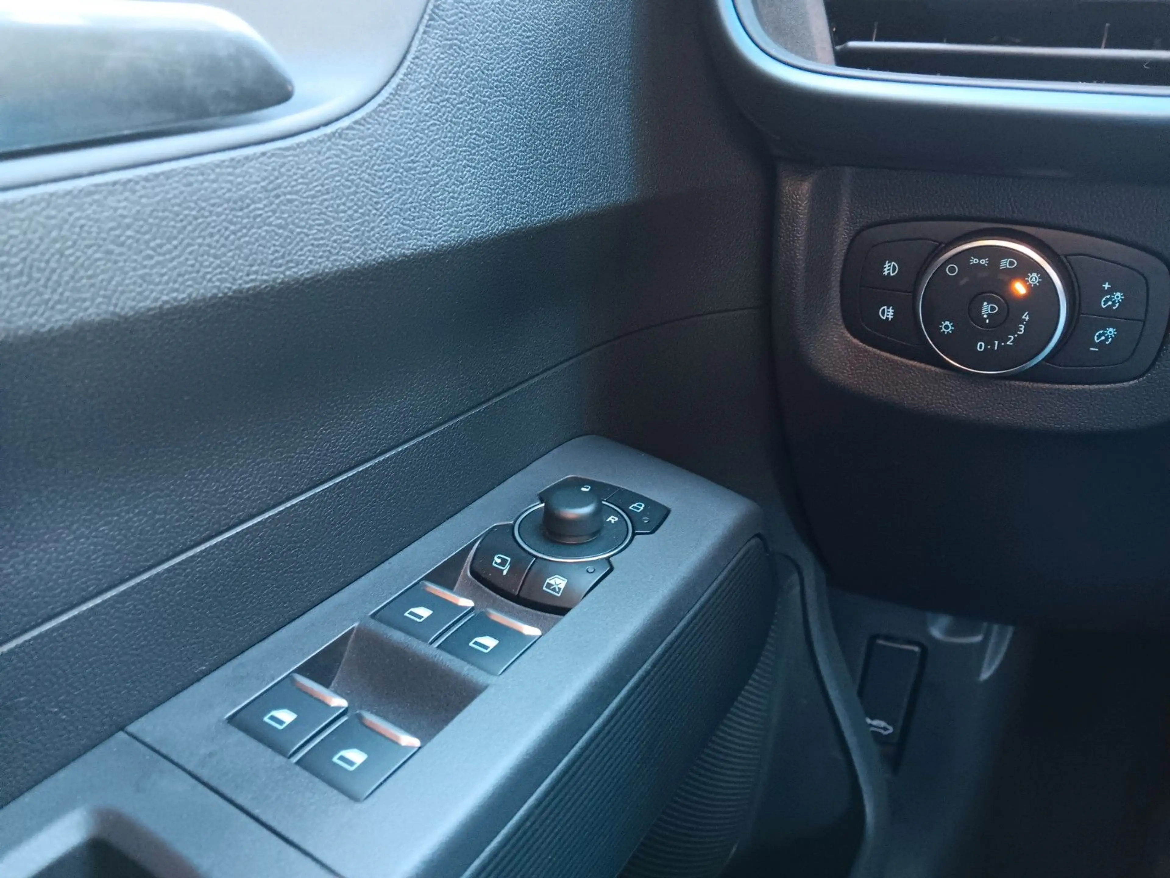 Ford Tourneo Courier Active AHZV Klima DAB Navi SHZ — photo 15