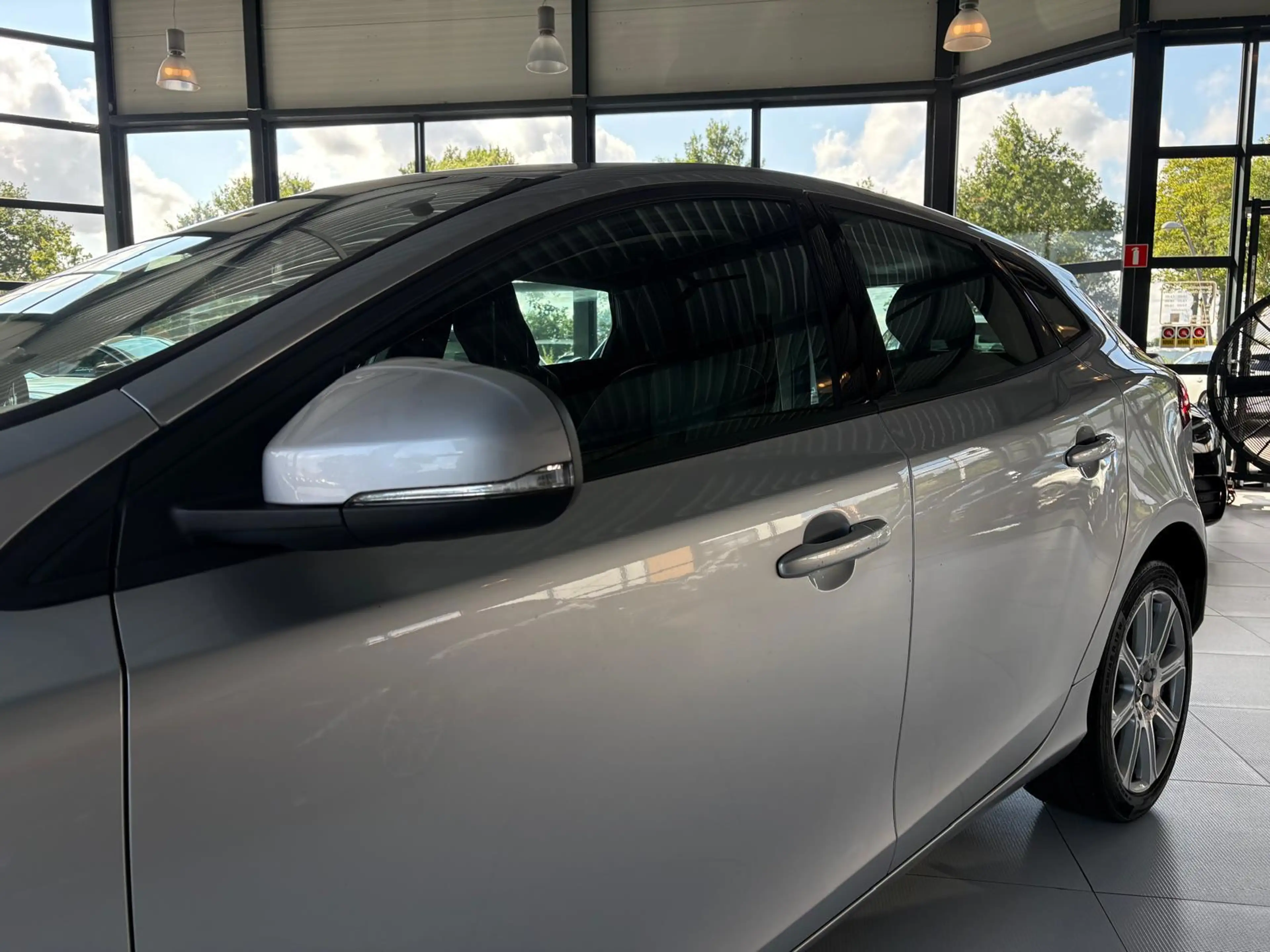 Volvo V40 1.5 T2 Nordic+ | Stoelverwarming | Navi | LED | PD — photo 3