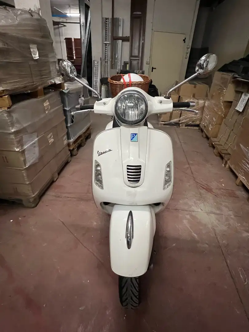 Vespa GTS Super 300 Alb - 1