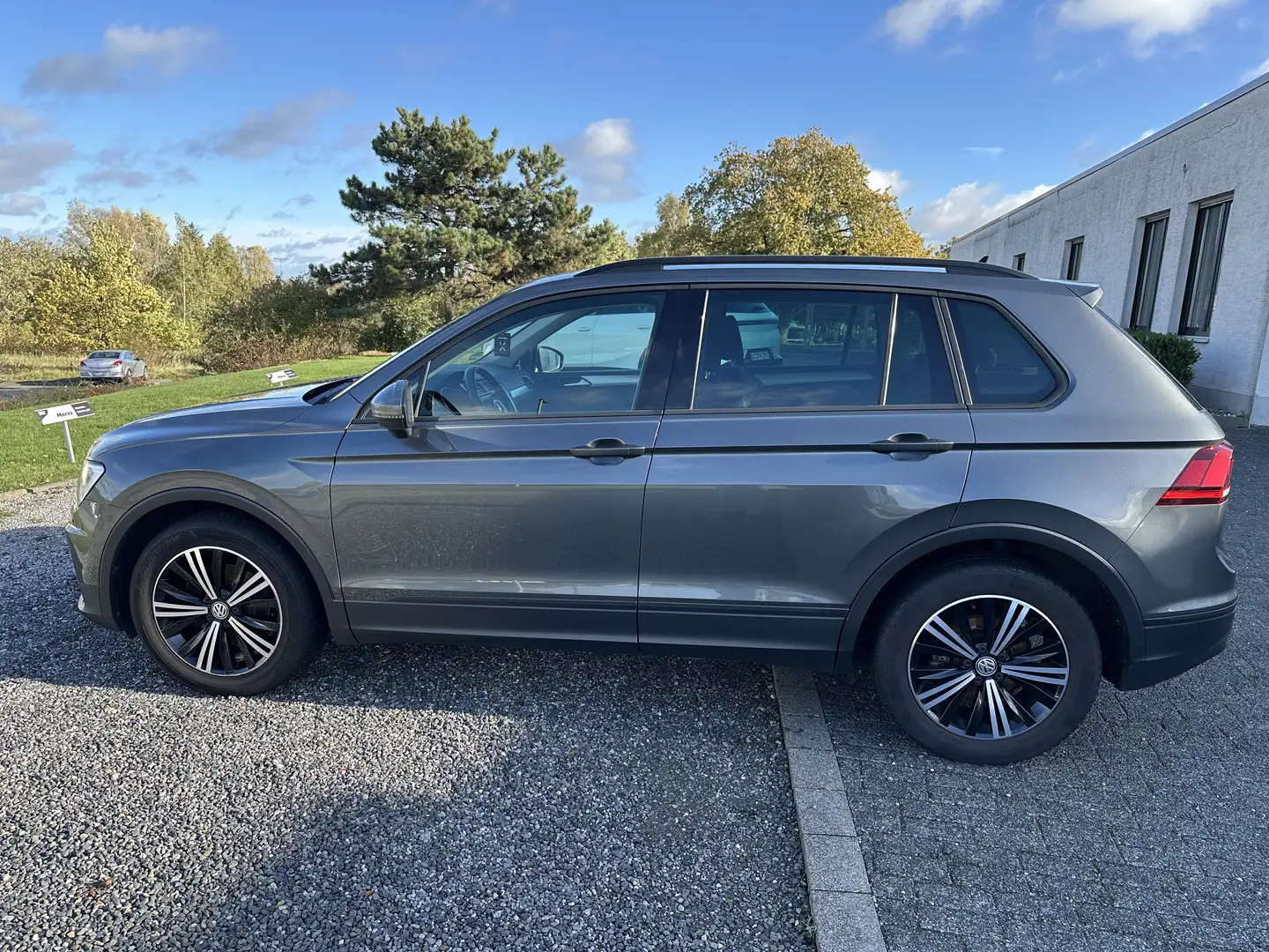 Volkswagen Tiguan 1.4 TSI (BlueMotion Technology) Trendline Grau - 2