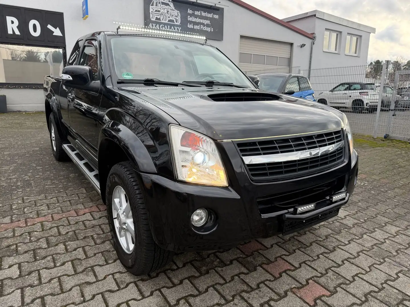 Isuzu D-Max Space Cab Custom 4WD Schwarz - 1