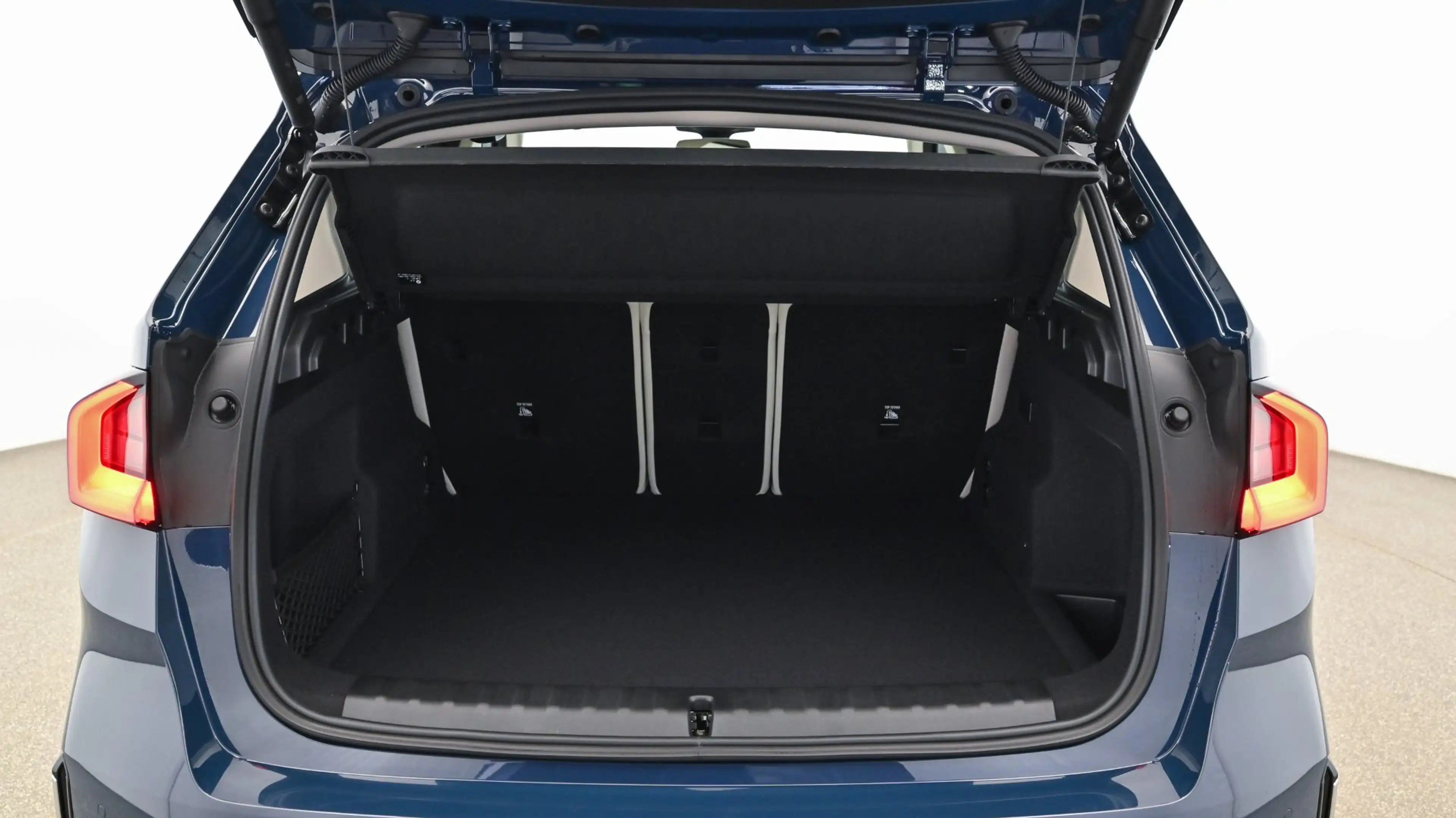 BMW iX1 xDrive30 — photo 13