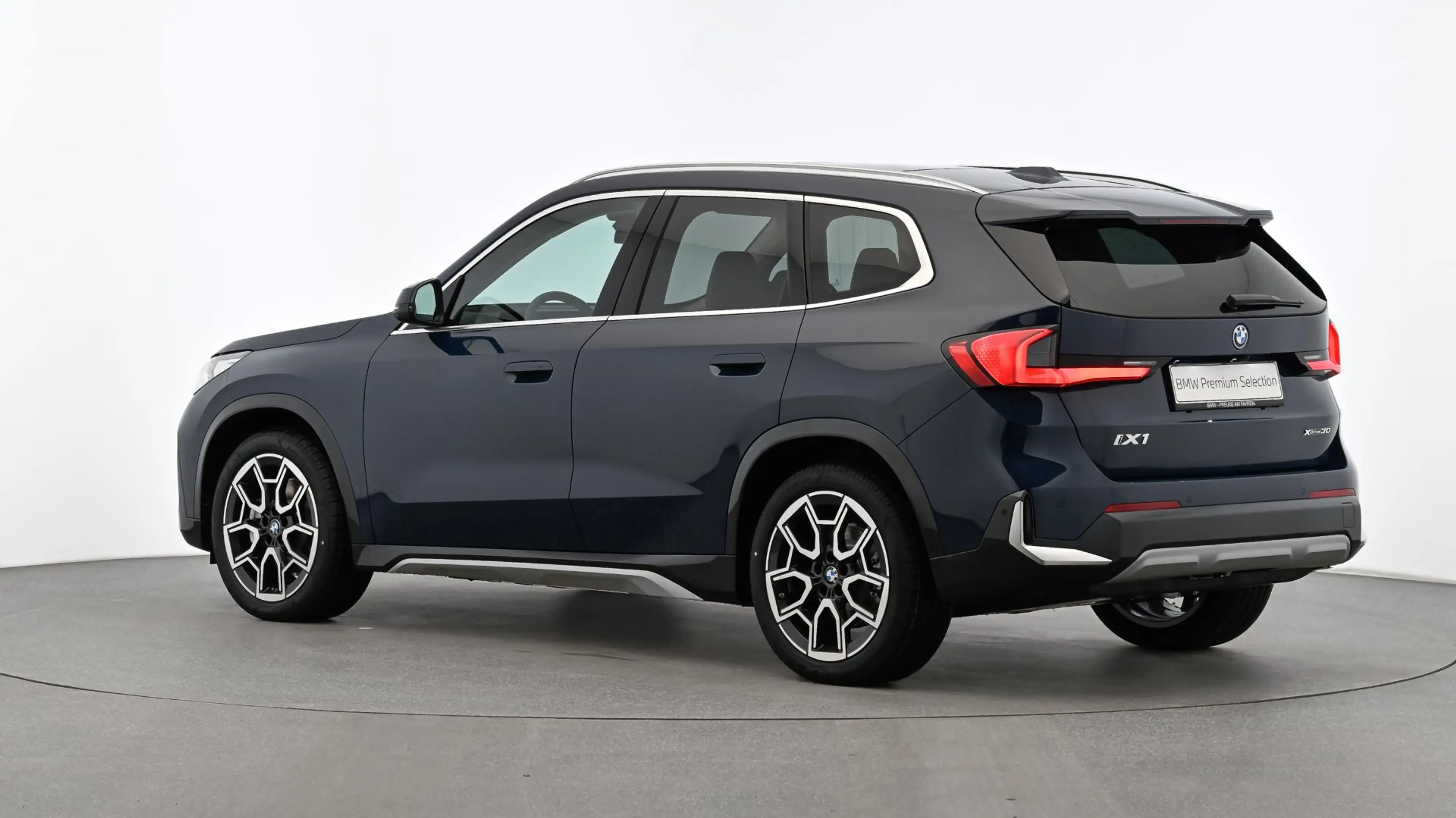 BMW iX1 xDrive30 — photo 3