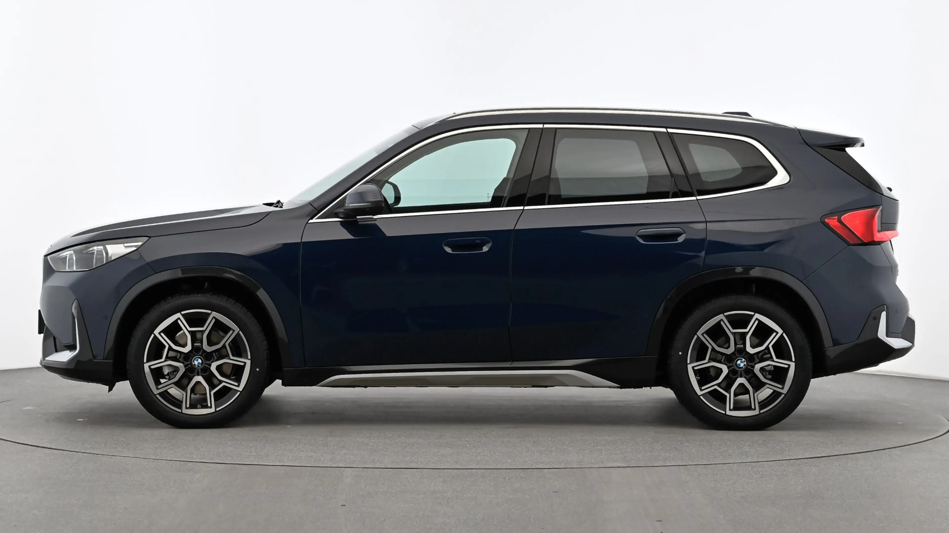 BMW iX1 xDrive30 — photo 4
