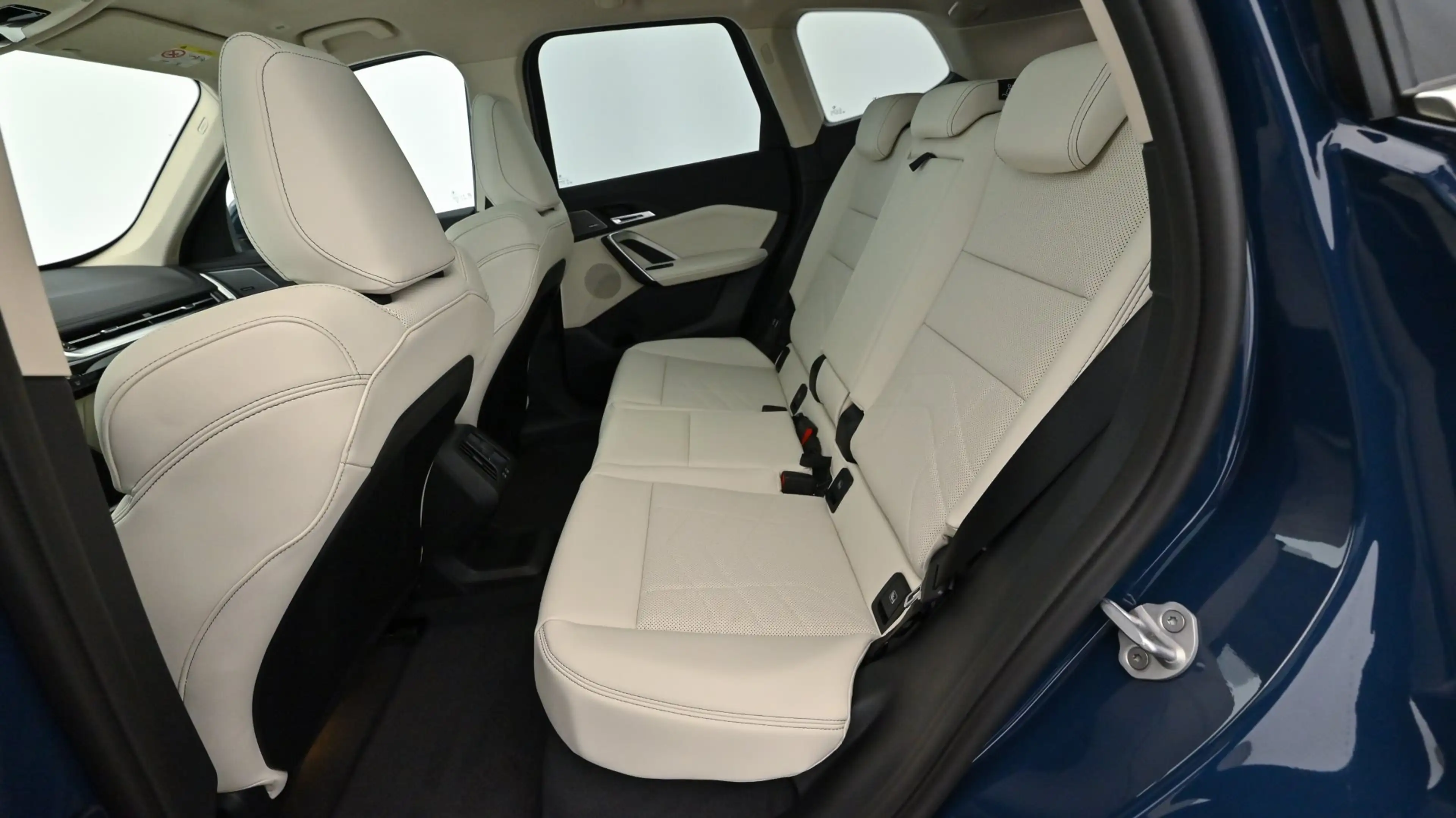 BMW iX1 xDrive30 — photo 14