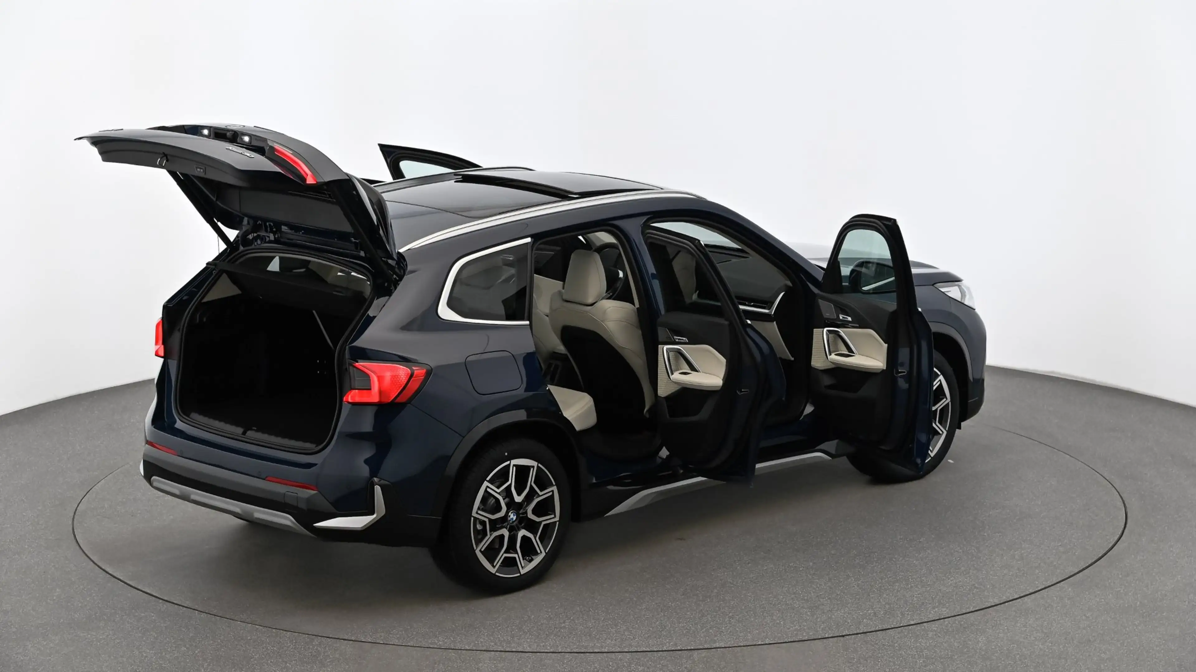 BMW iX1 xDrive30 — photo 12