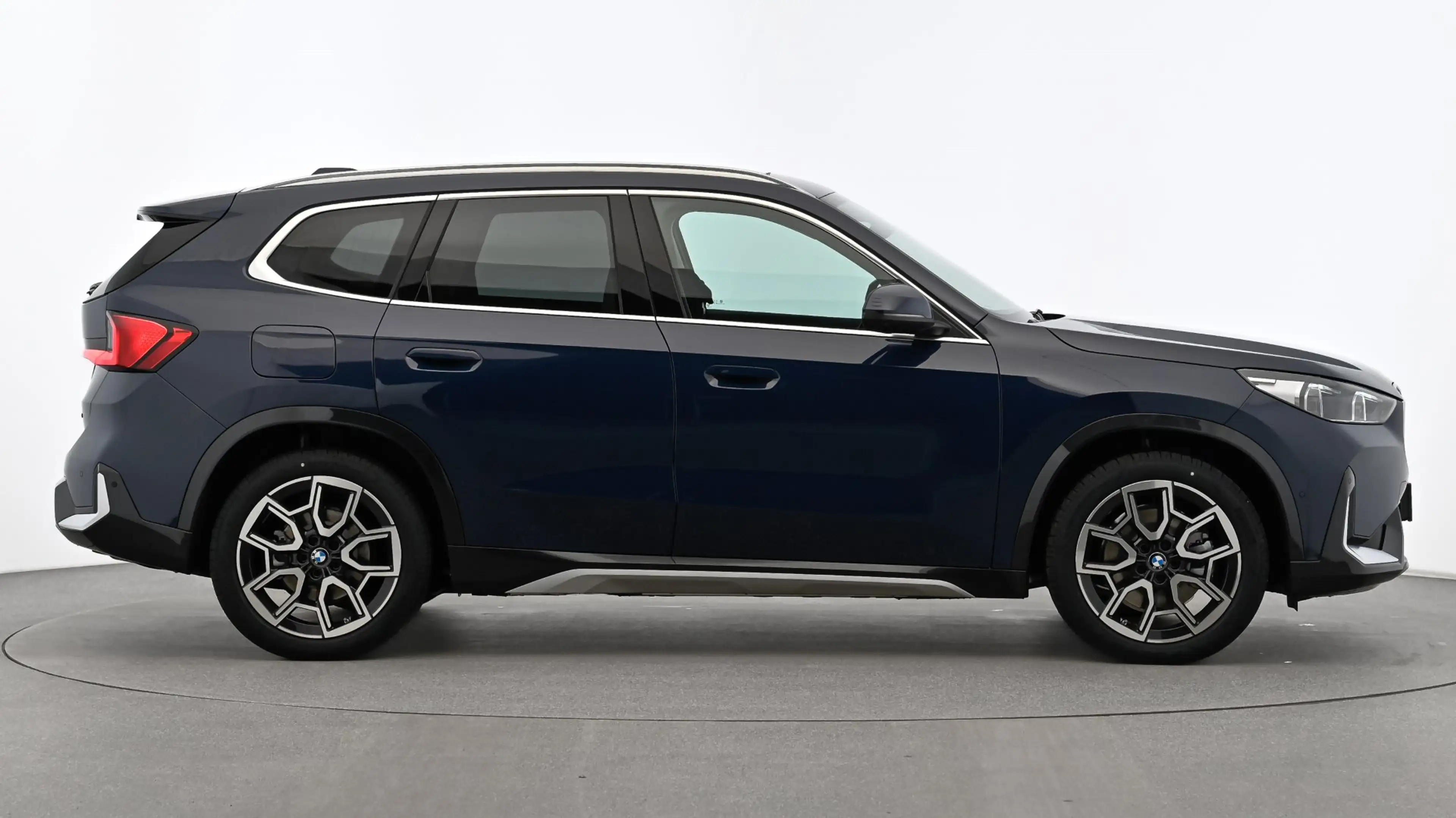 BMW iX1 xDrive30 — photo 8