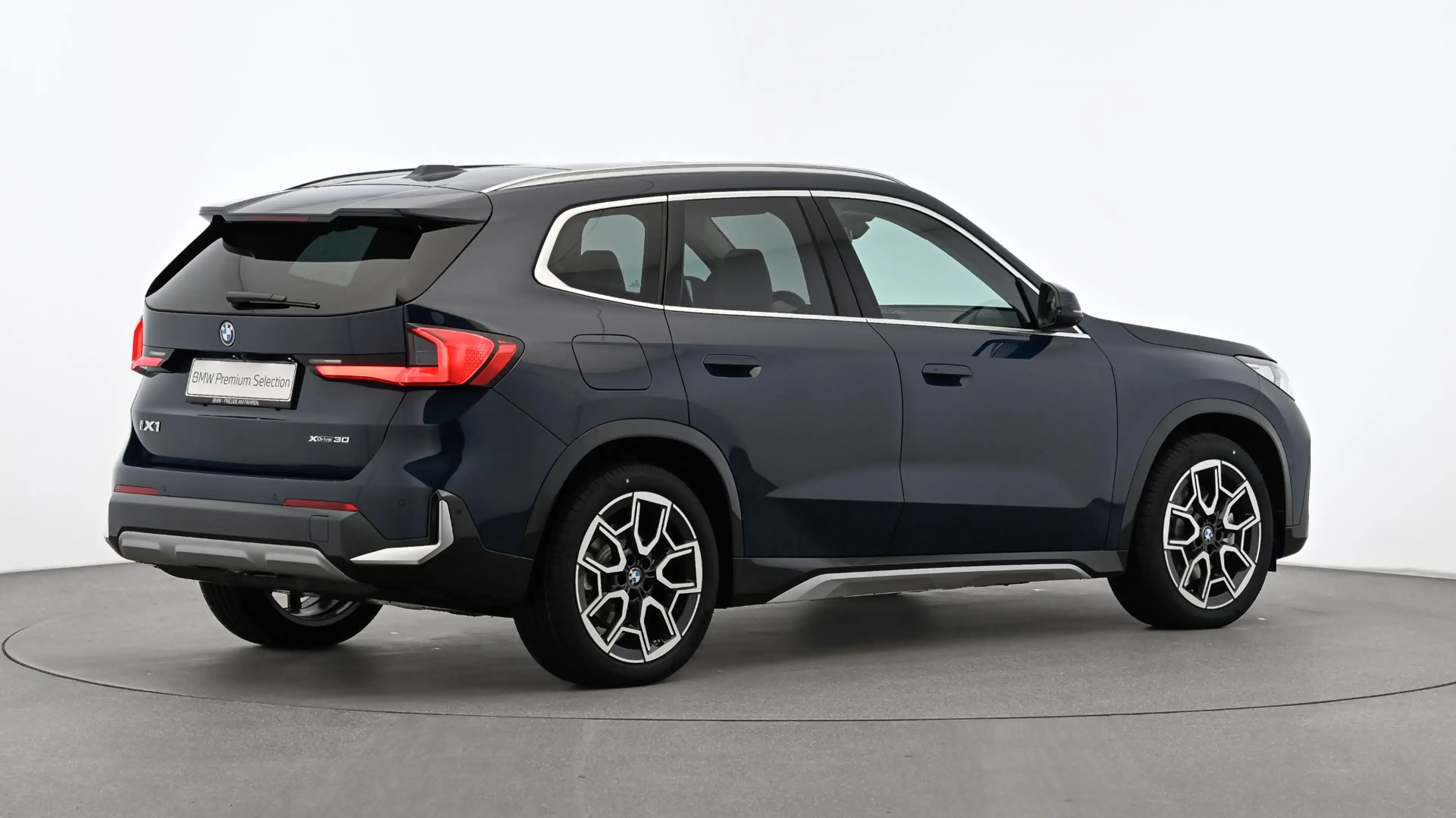 BMW iX1 xDrive30 — photo 9