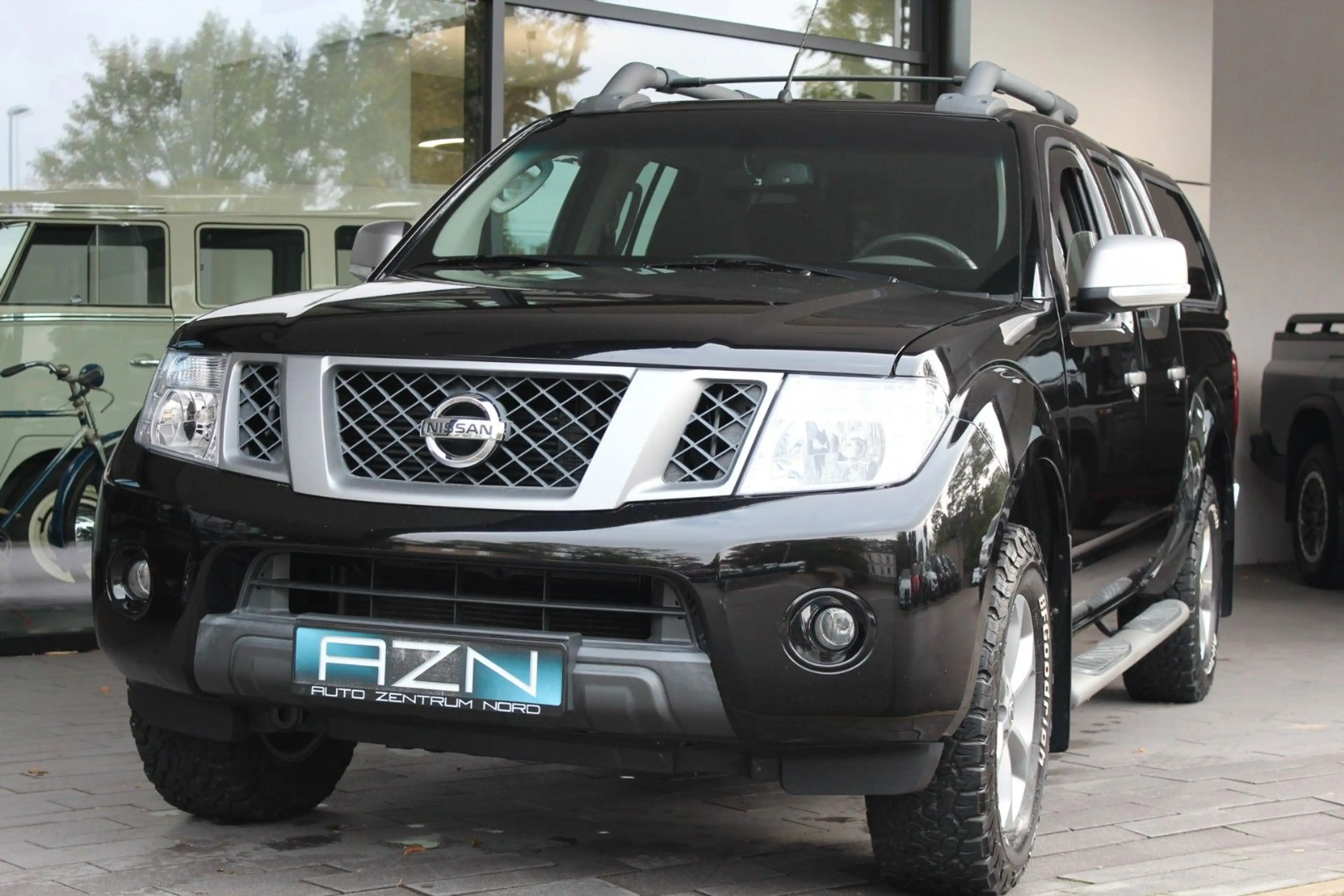 Nissan Navara 2.5 Double Cab PLATINUM EVO 4X4 — photo 2