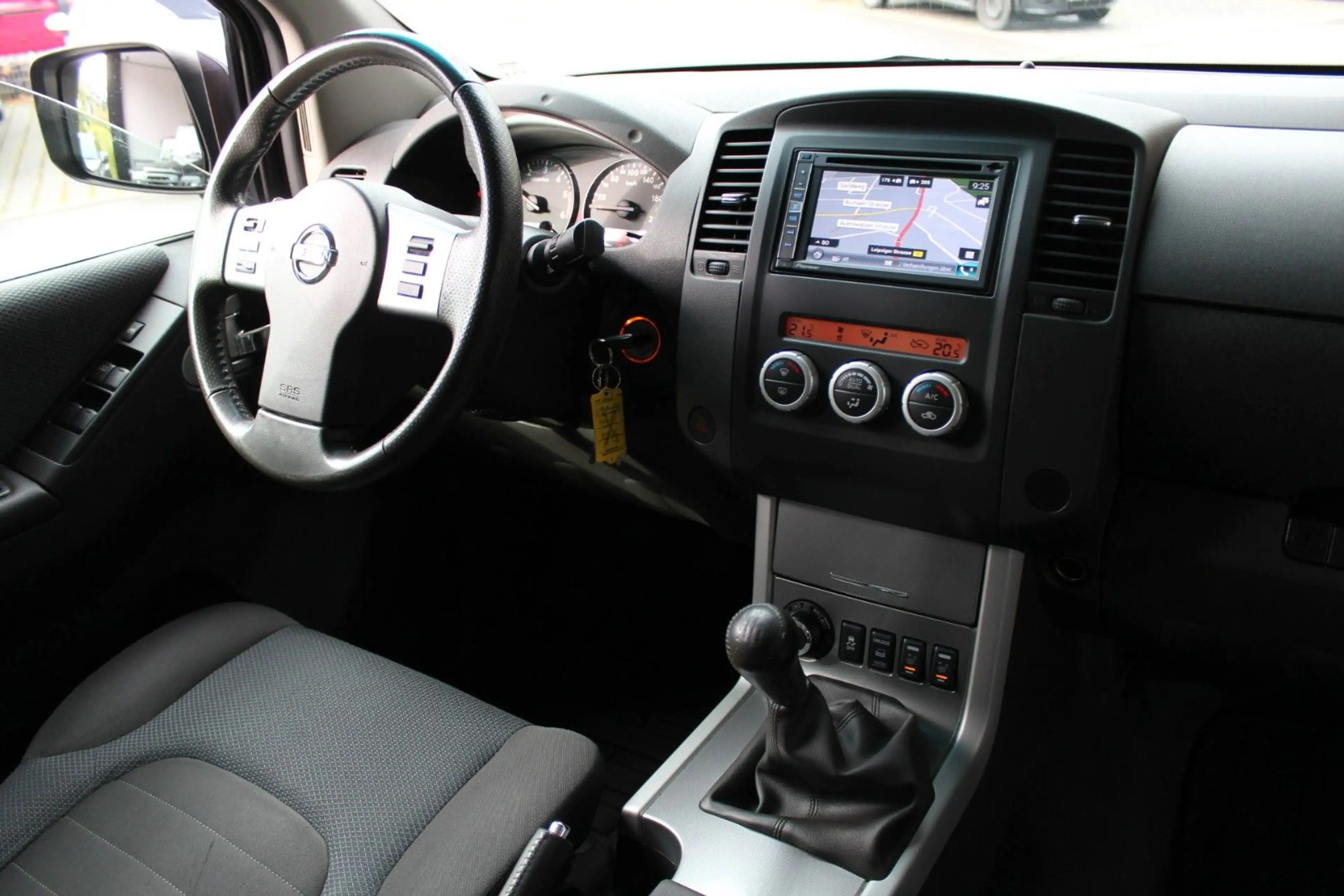 Nissan Navara 2.5 Double Cab PLATINUM EVO 4X4 — photo 15