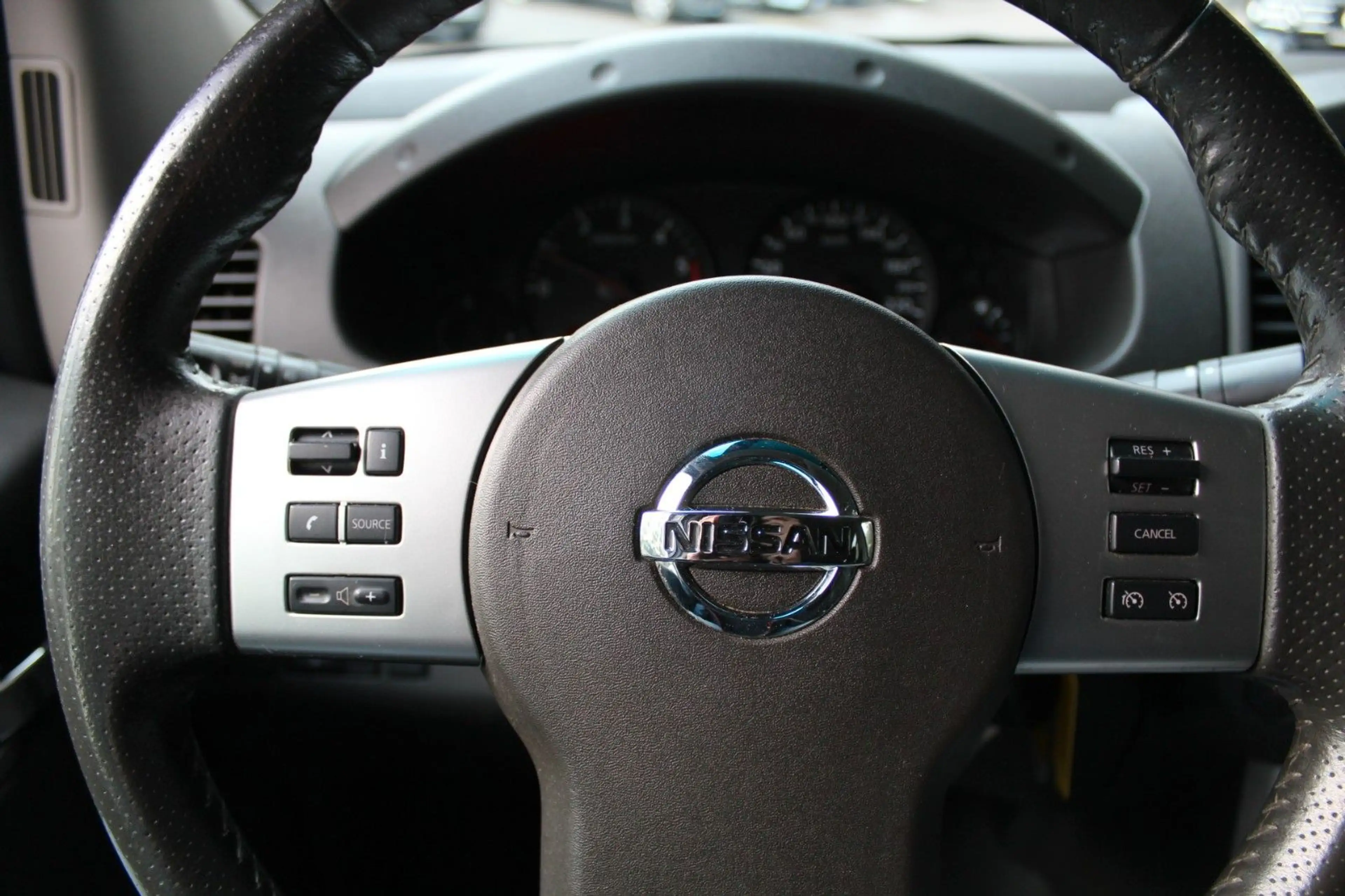 Nissan Navara 2.5 Double Cab PLATINUM EVO 4X4 — photo 11