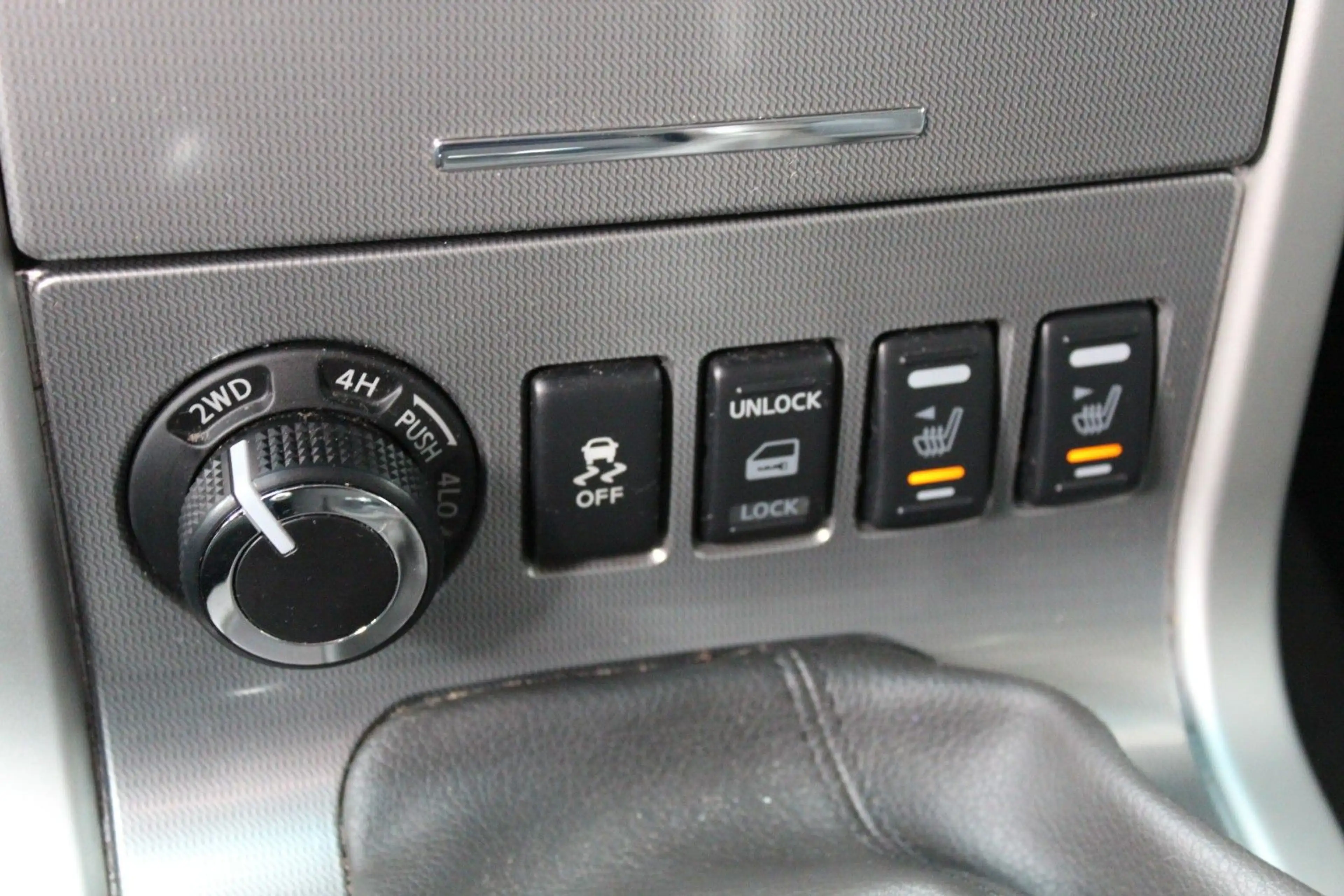 Nissan Navara 2.5 Double Cab PLATINUM EVO 4X4 — photo 14
