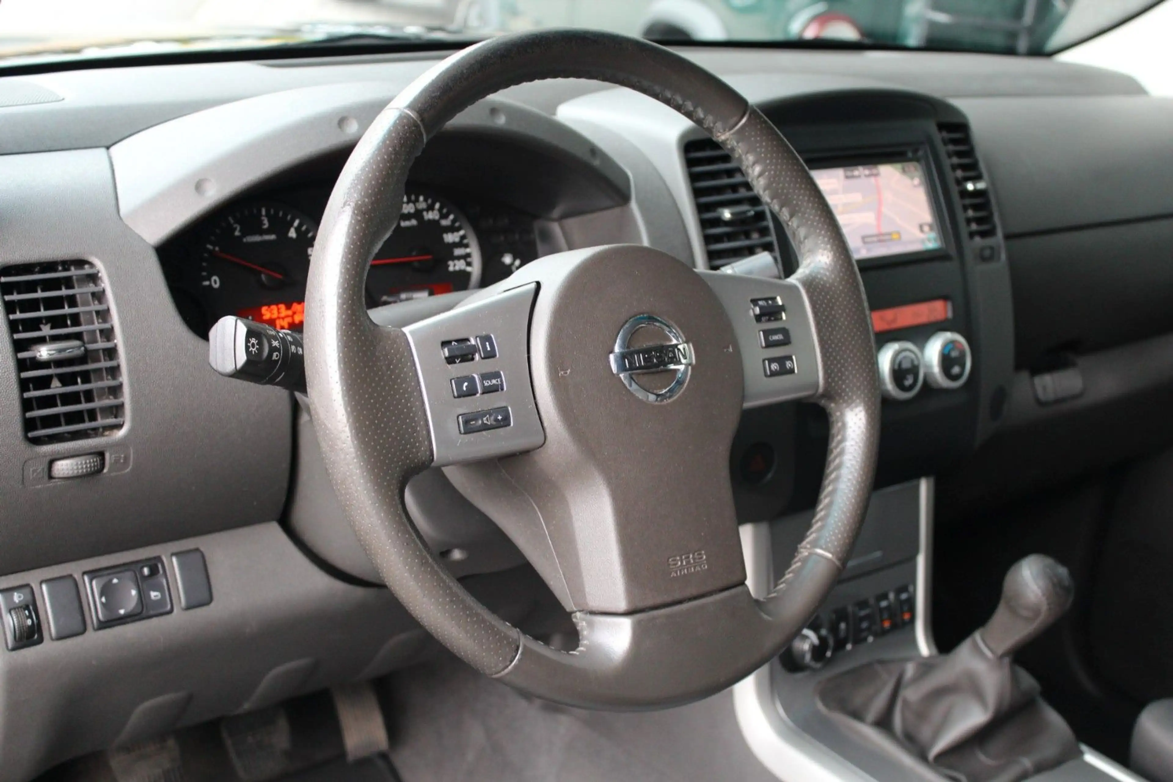 Nissan Navara 2.5 Double Cab PLATINUM EVO 4X4 — photo 9