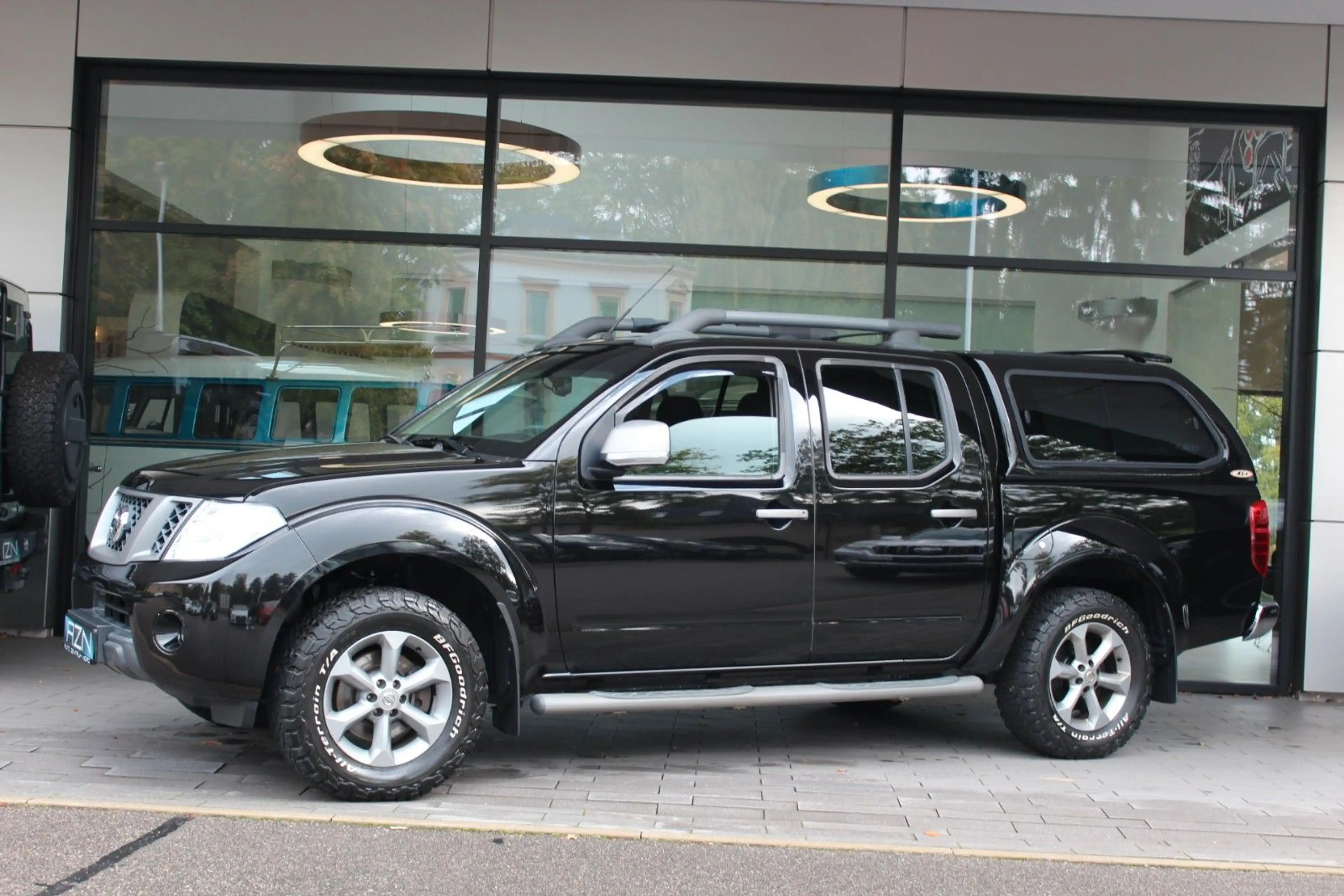 Nissan Navara 2.5 Double Cab PLATINUM EVO 4X4 — photo 4