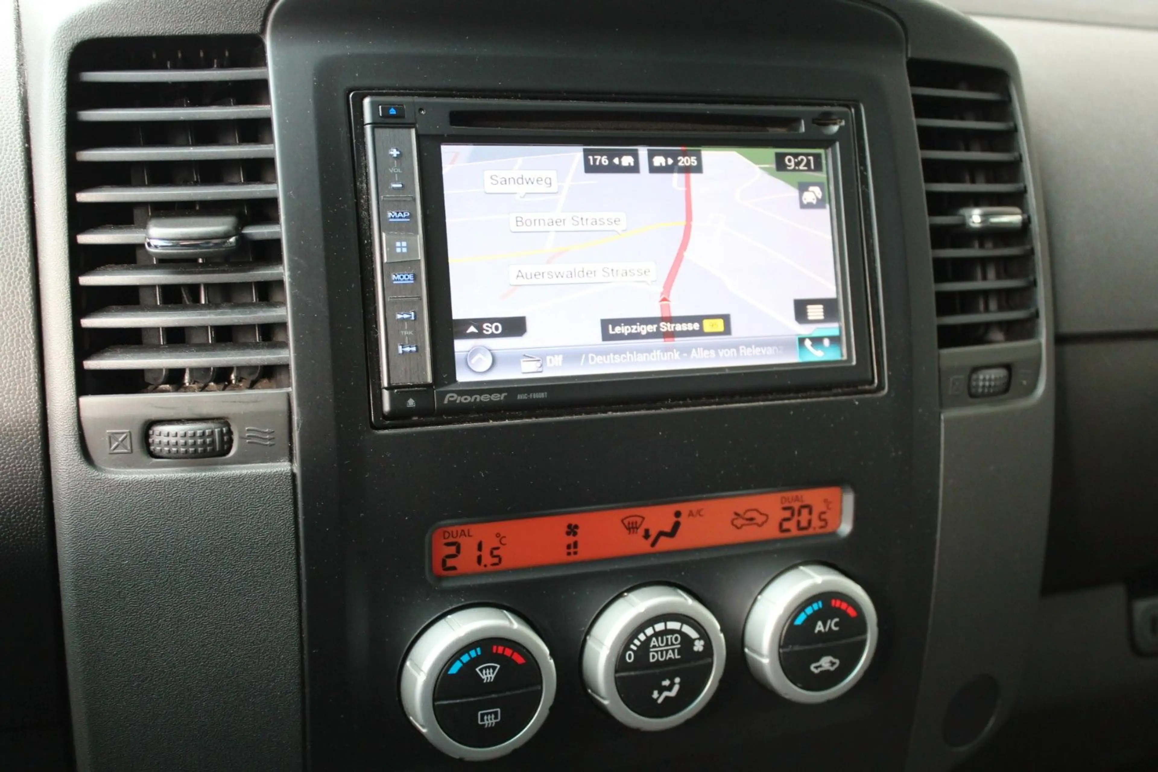 Nissan Navara 2.5 Double Cab PLATINUM EVO 4X4 — photo 12