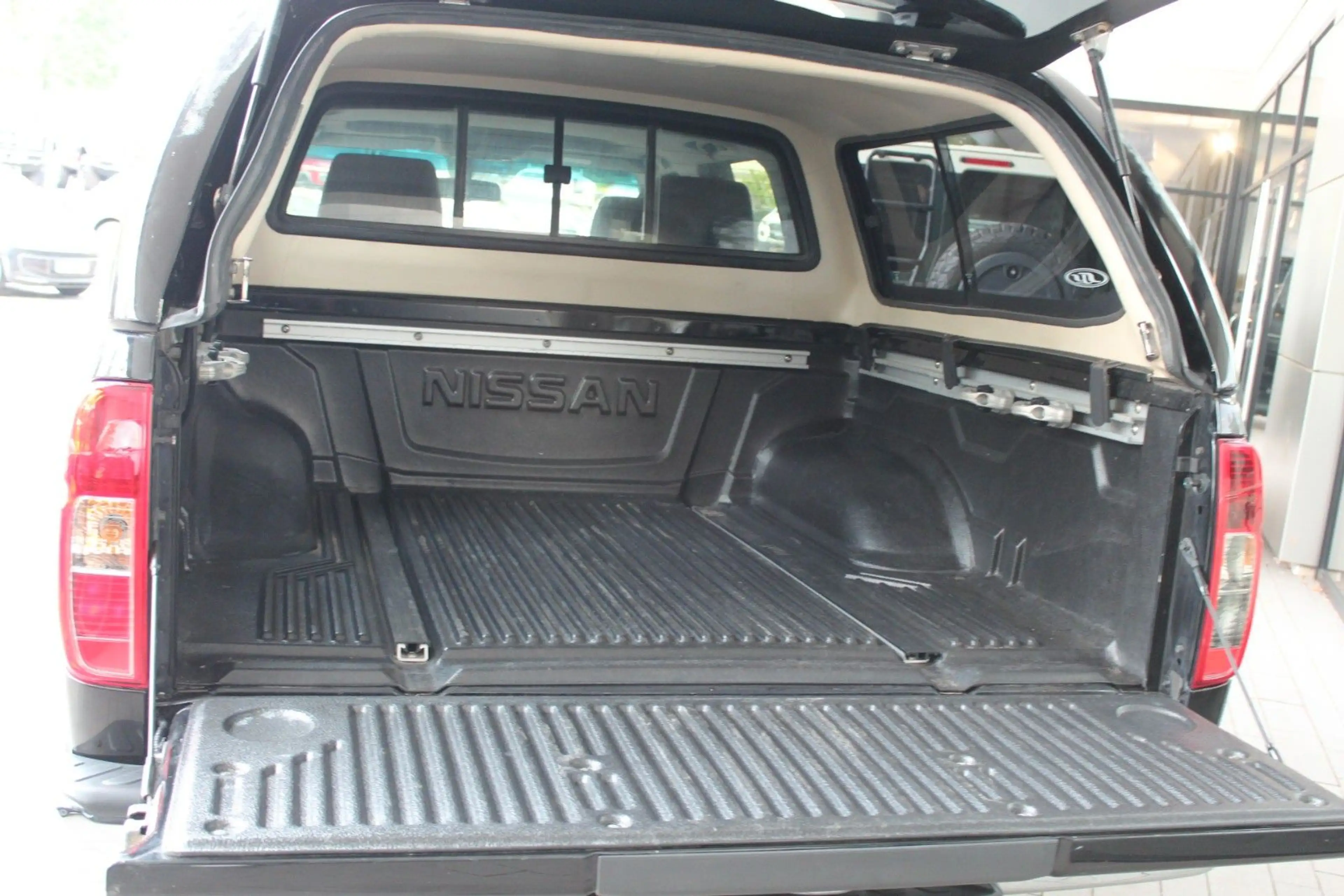 Nissan Navara 2.5 Double Cab PLATINUM EVO 4X4 — photo 8