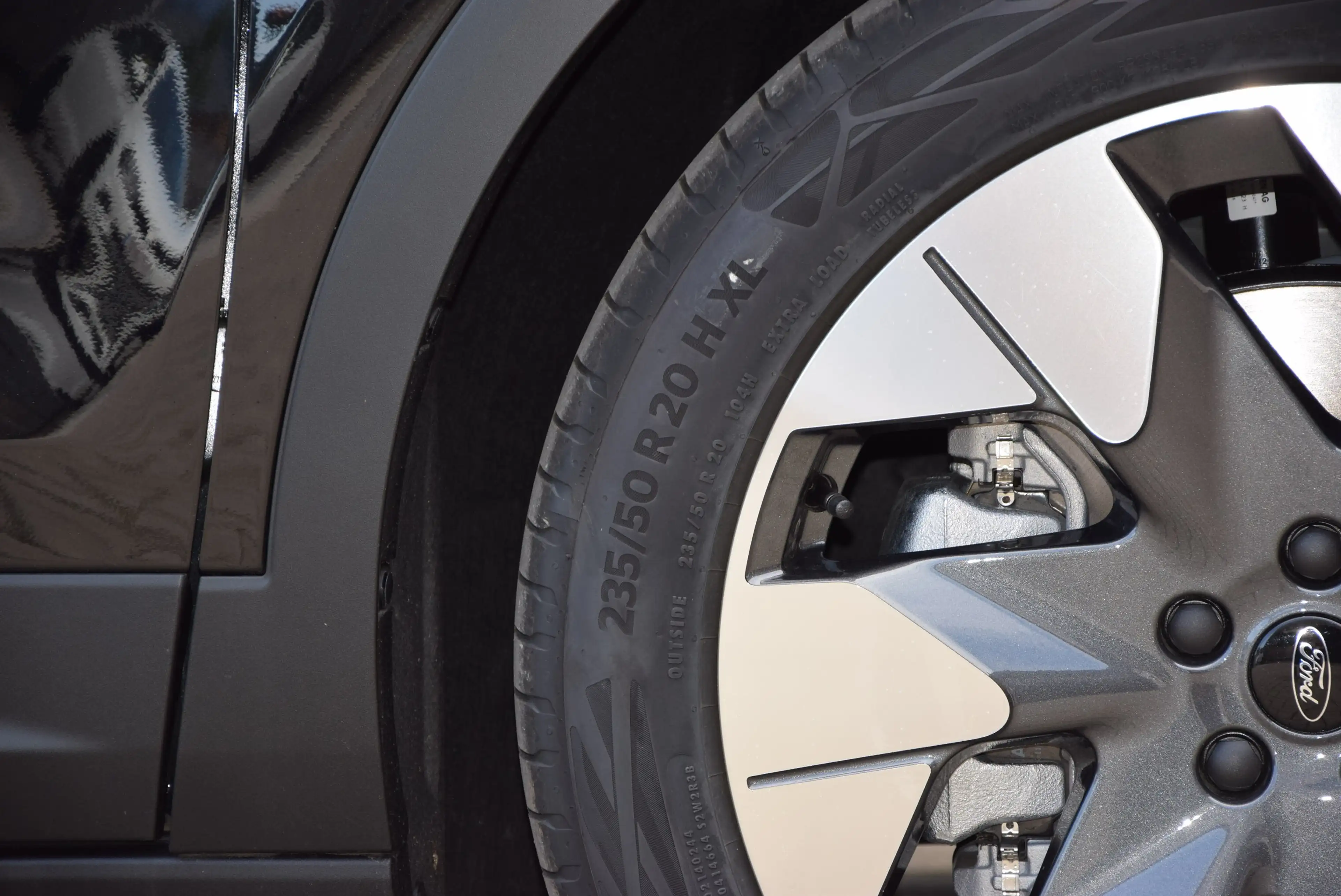 Ford Explorer Premium RWD — photo 10