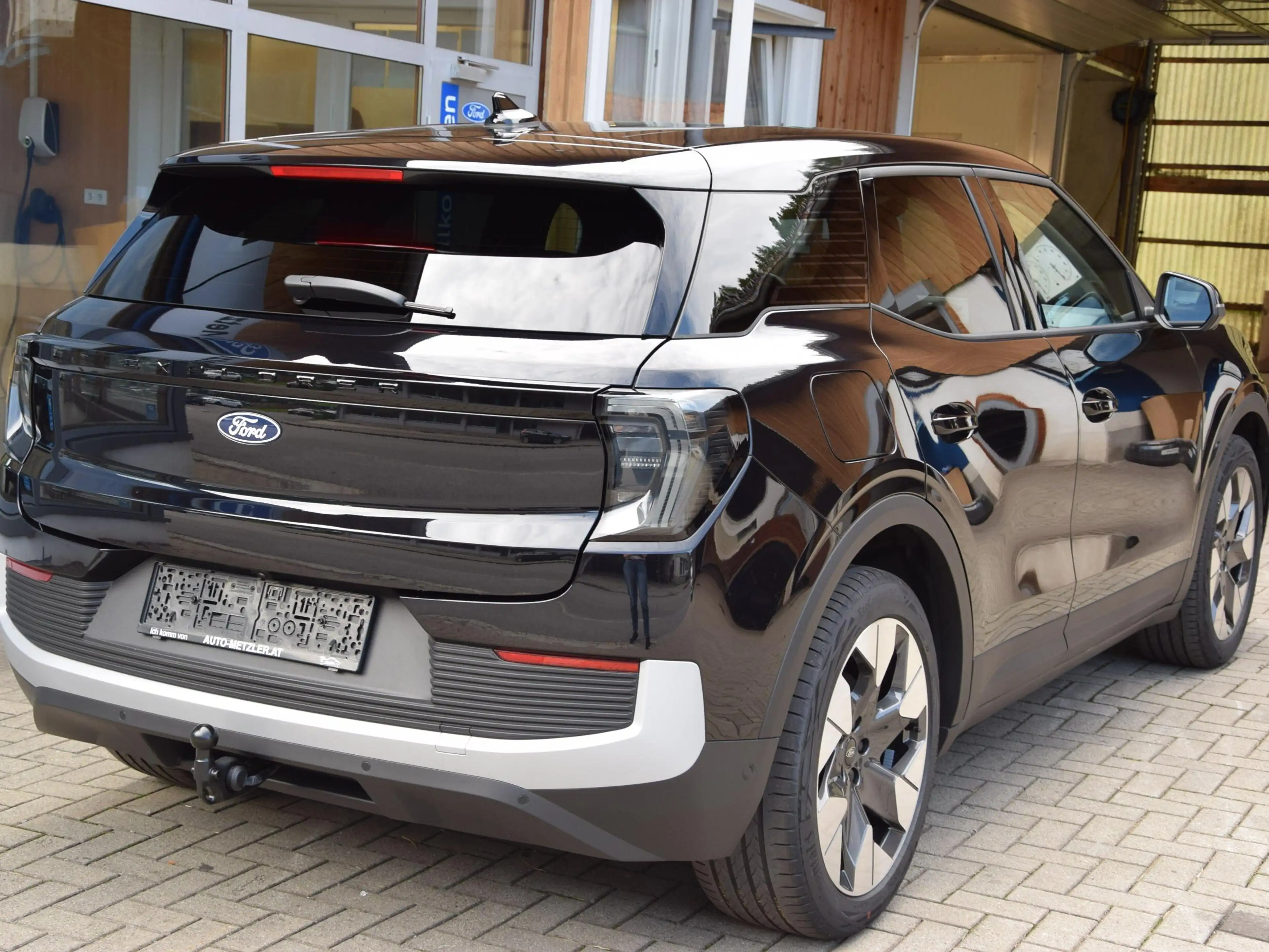 Ford Explorer Premium RWD — photo 8