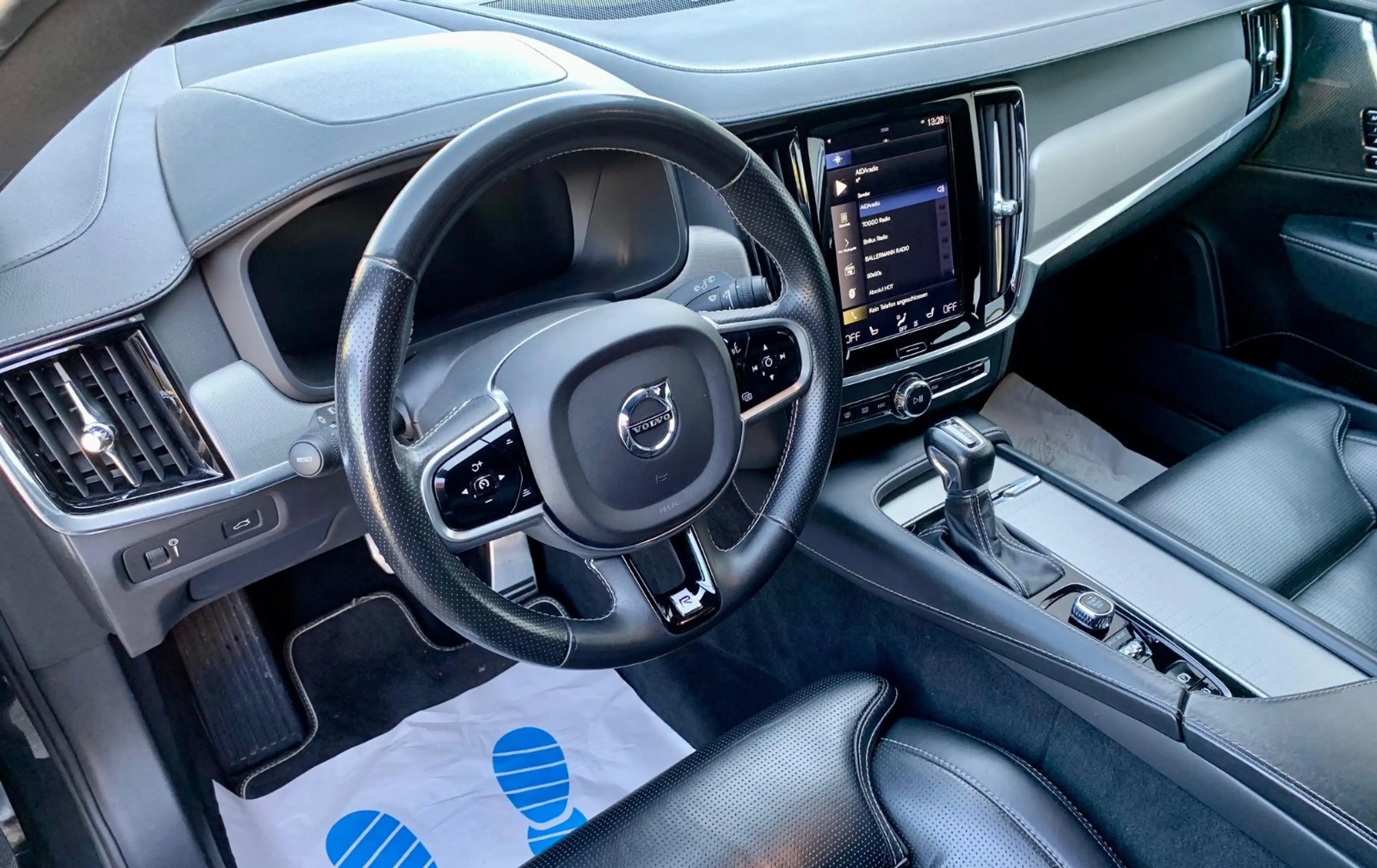 Volvo V90 R-Design AWD LED Leder DAB ACC Massage H&K — photo 4