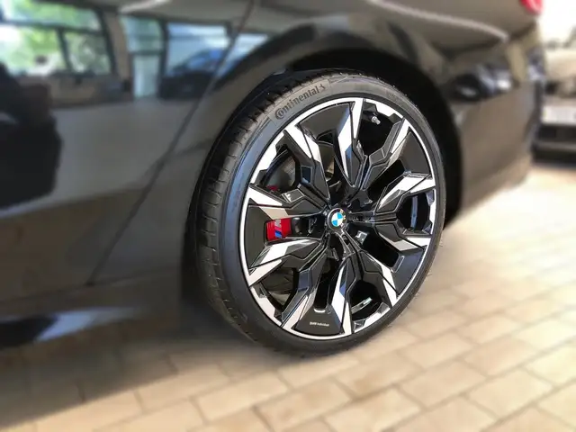 BMW 5 Series view 3