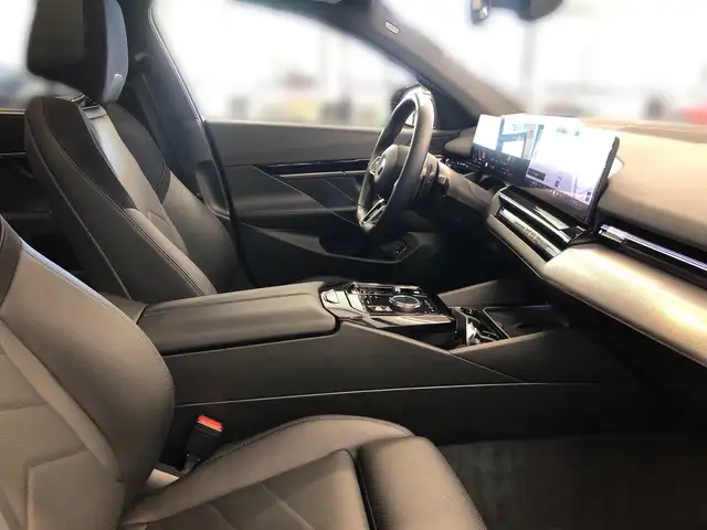 BMW 5 Series view 13