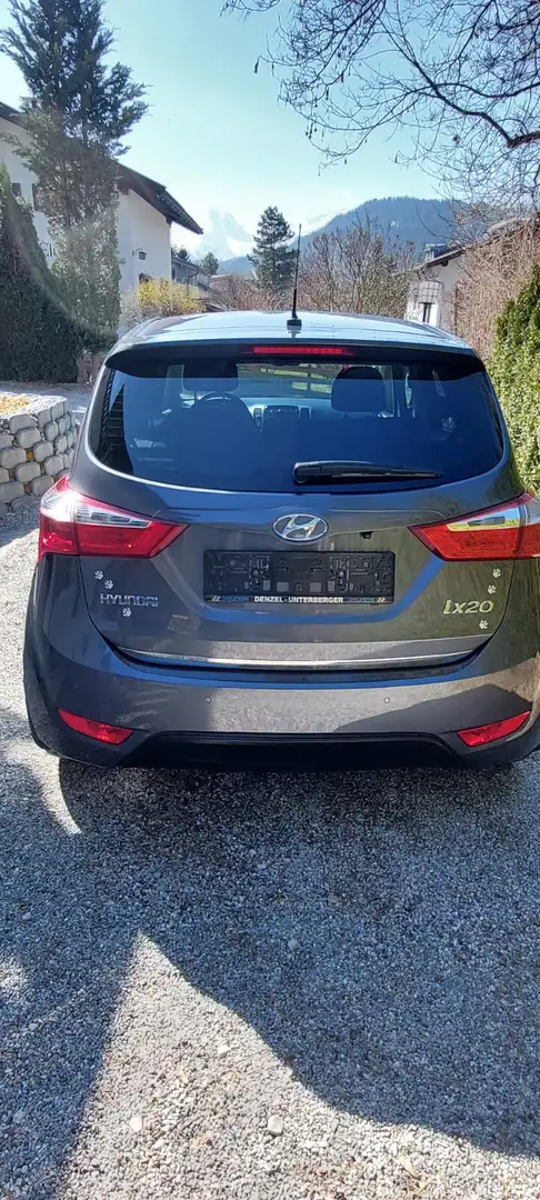 Hyundai iX20 iX20 1,4 CRDi Go Go Grau - 2