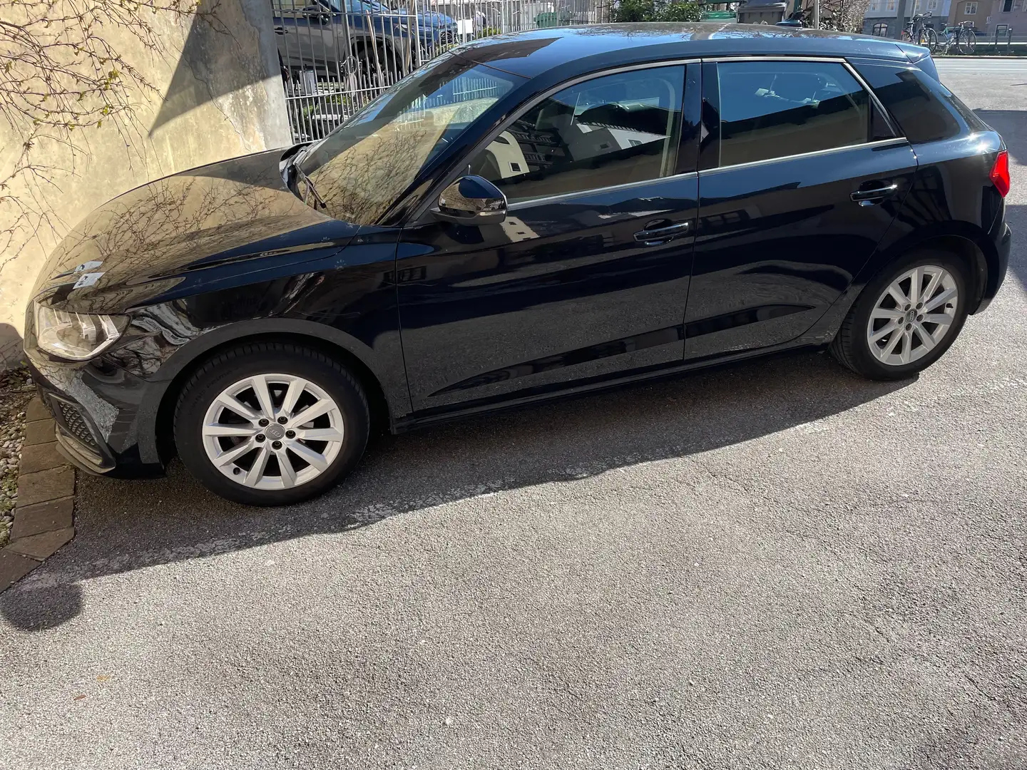 Audi A1 SB 1,0 TFSI active intense S-tronic,NAVI Schwarz - 2