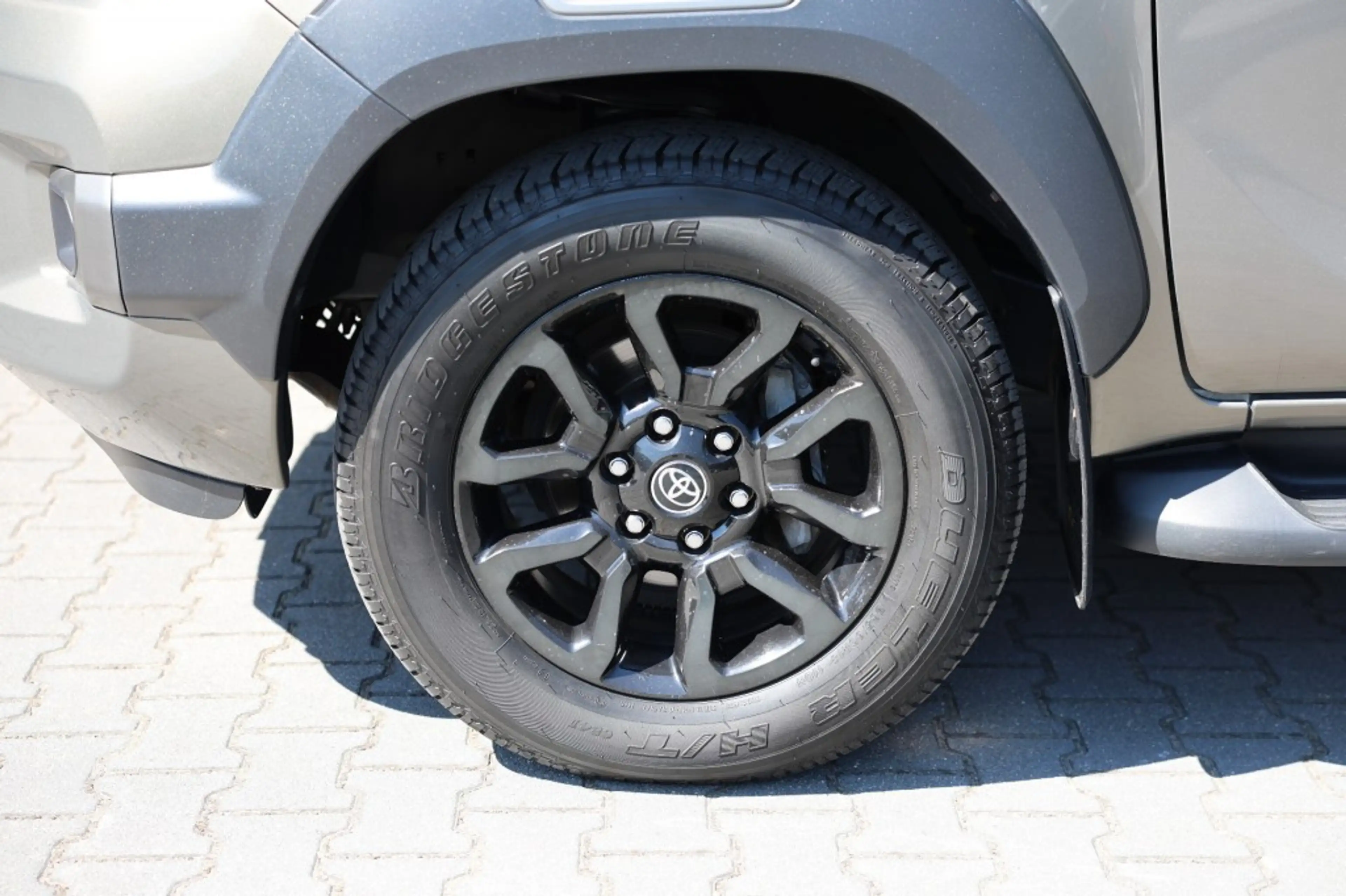 Toyota Hilux 2.8 D-4D X-TRA CAB INVINCIBLE A/T 4WD VAN — photo 3