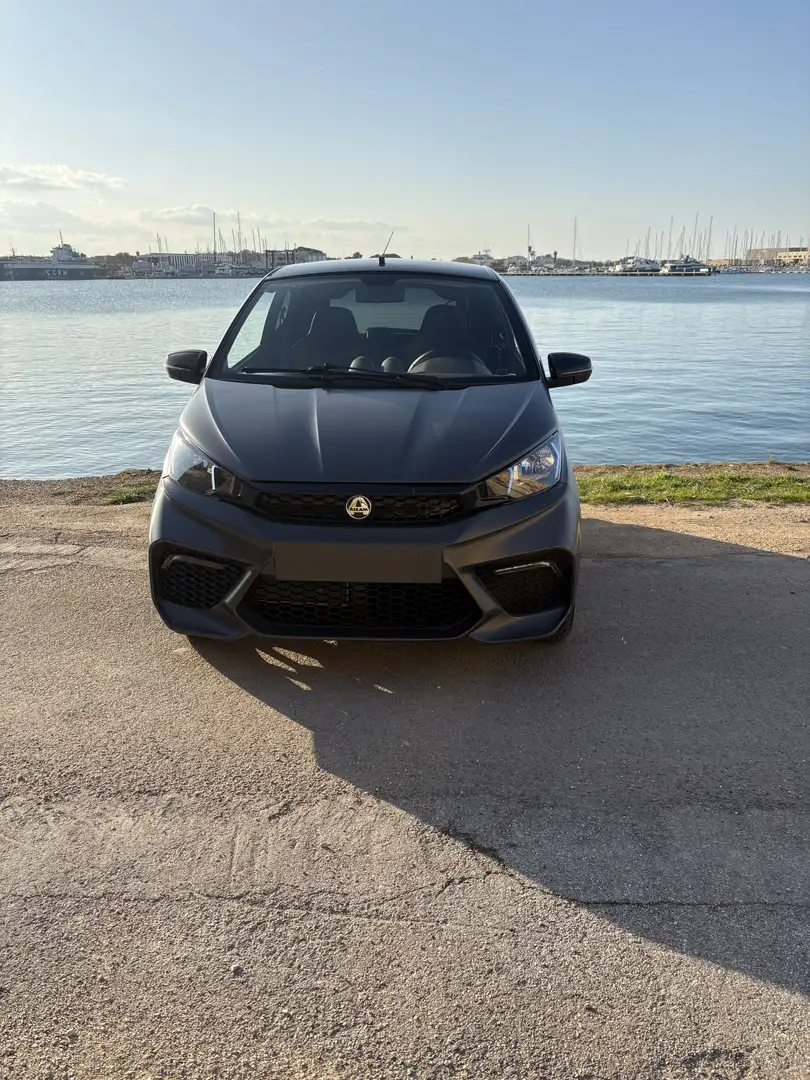 Aixam GTO allestimento sportivo con cinture blu all’intern - 1