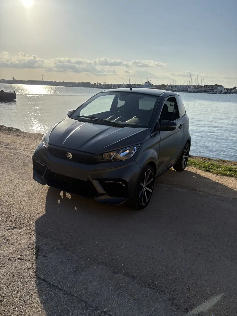 Aixam GTO allestimento sportivo con cinture blu all’intern - 2