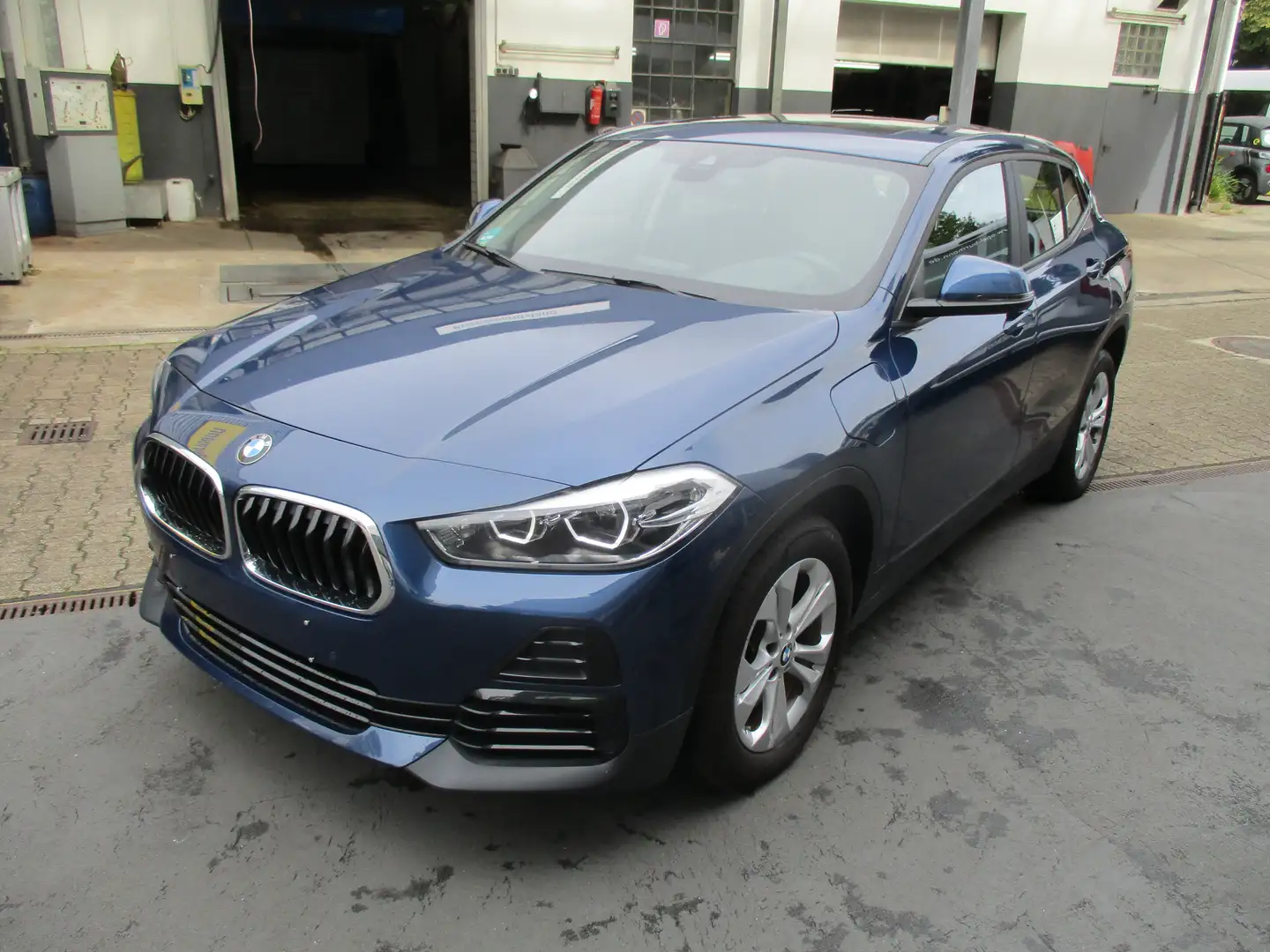BMW X2 xDrive 25 e Advantage/ Automatik/ Panorama/ BT/ PP Blau - 2