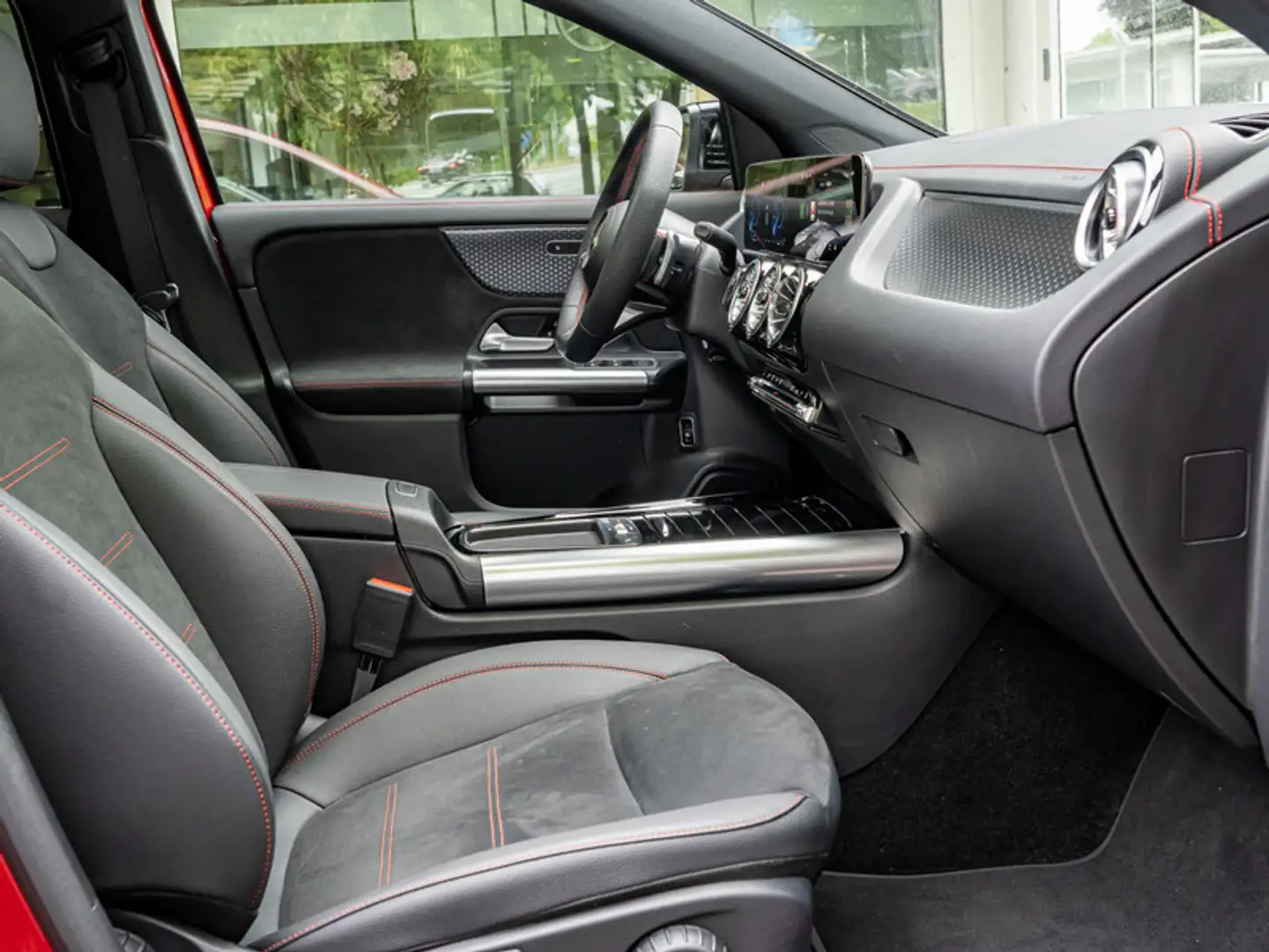 Mercedes-Benz EQA 300 4M AMG-Sport/LED/Cam/Pano/Distr/Night/18 Červená - 2
