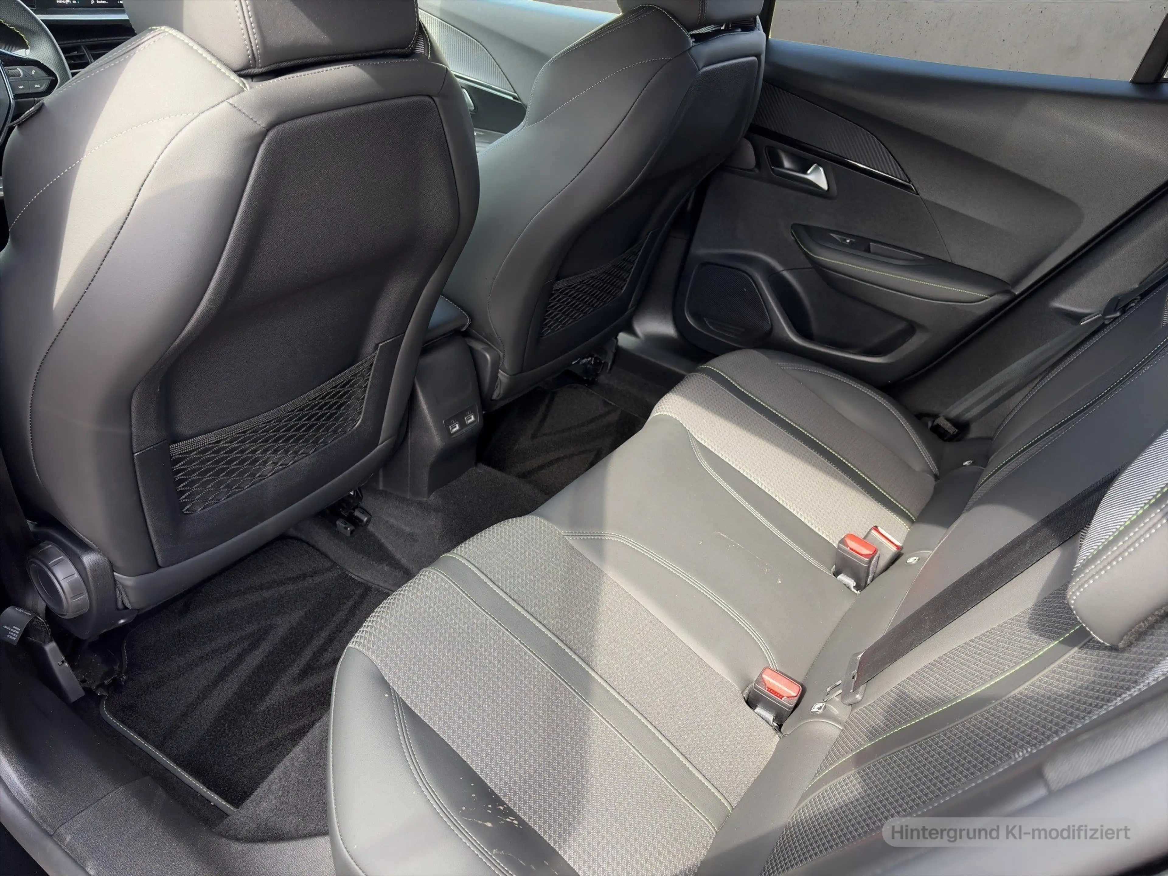 Peugeot e-2008 GT — photo 11