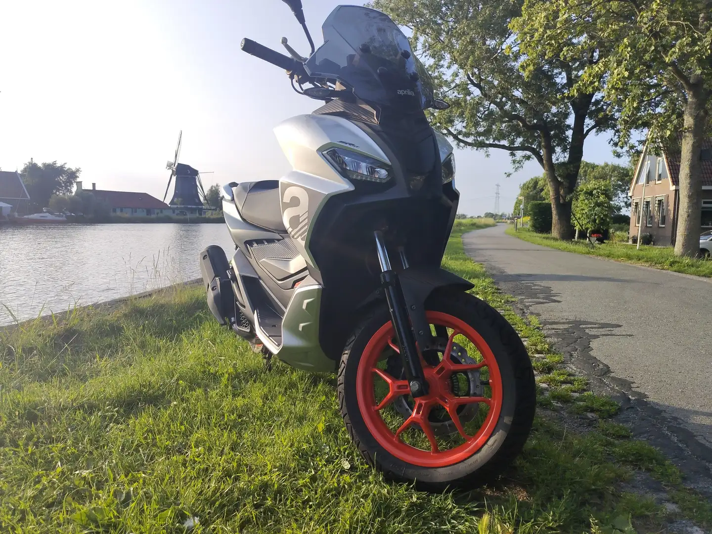 Aprilia SR GT 200 motorscooter Silver - 1