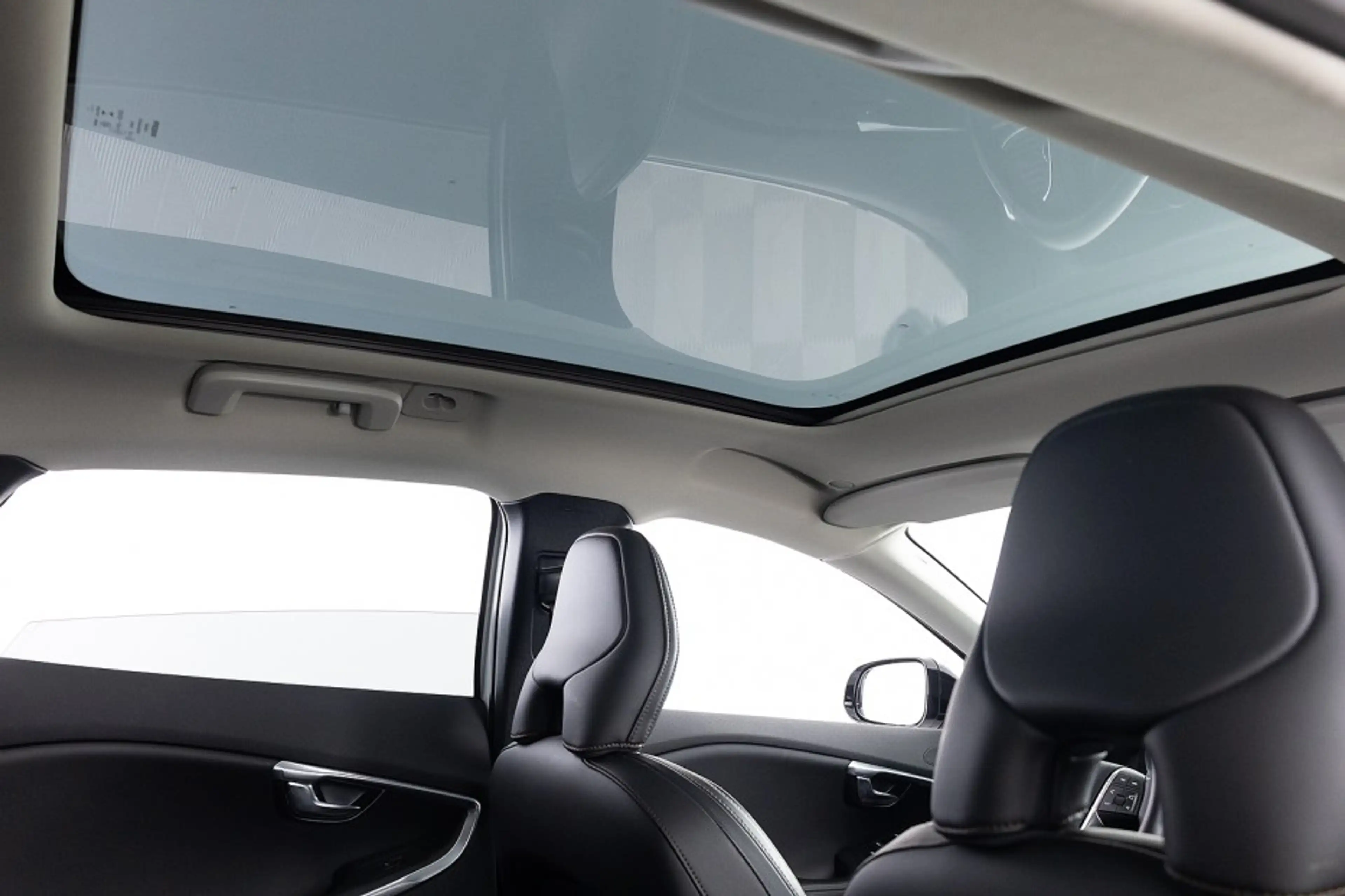 Volvo V40 Cross Country 1.5 T3 Polar+ Luxury | LEDER | PANORAMA . — photo 12