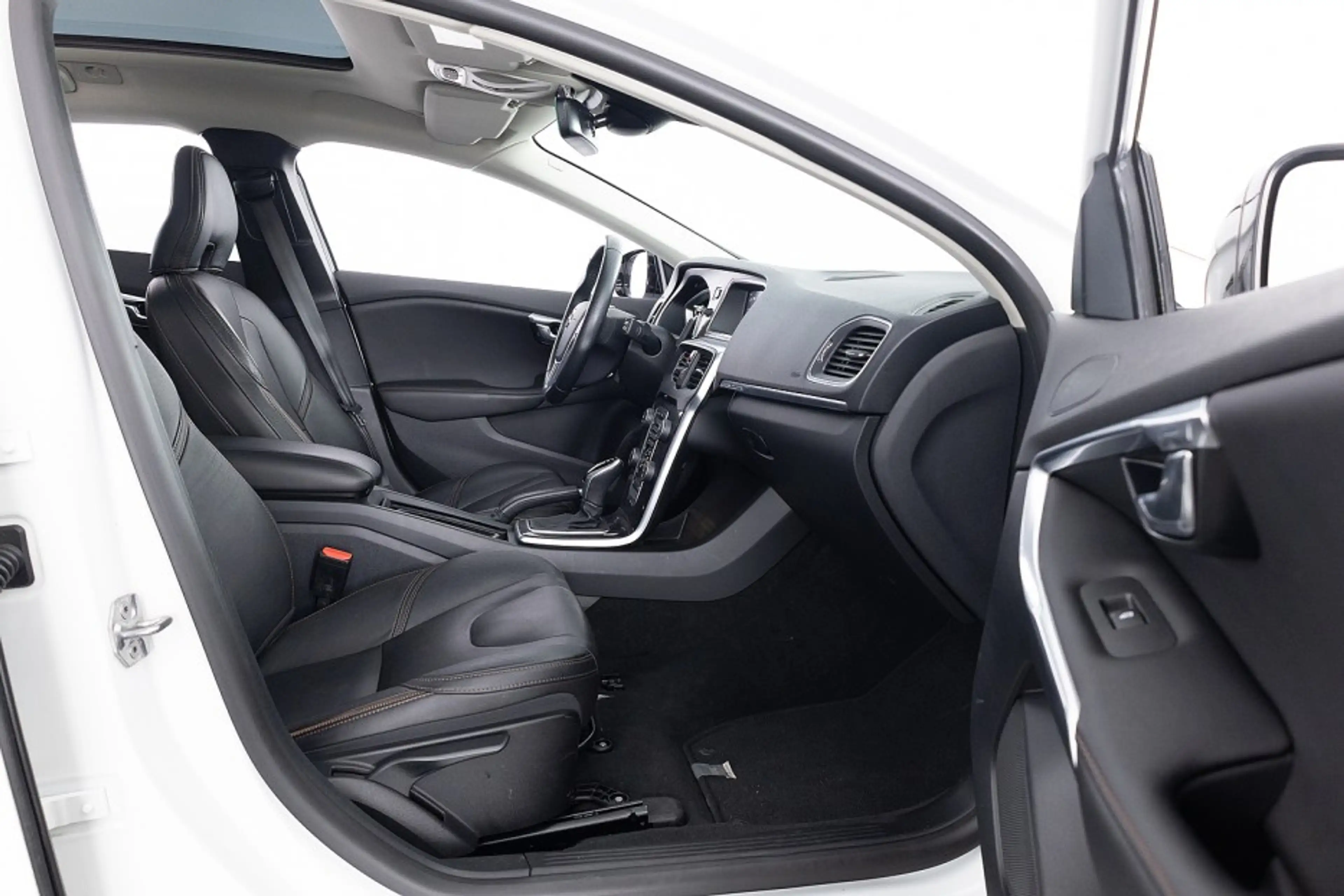 Volvo V40 Cross Country 1.5 T3 Polar+ Luxury | LEDER | PANORAMA . — photo 8