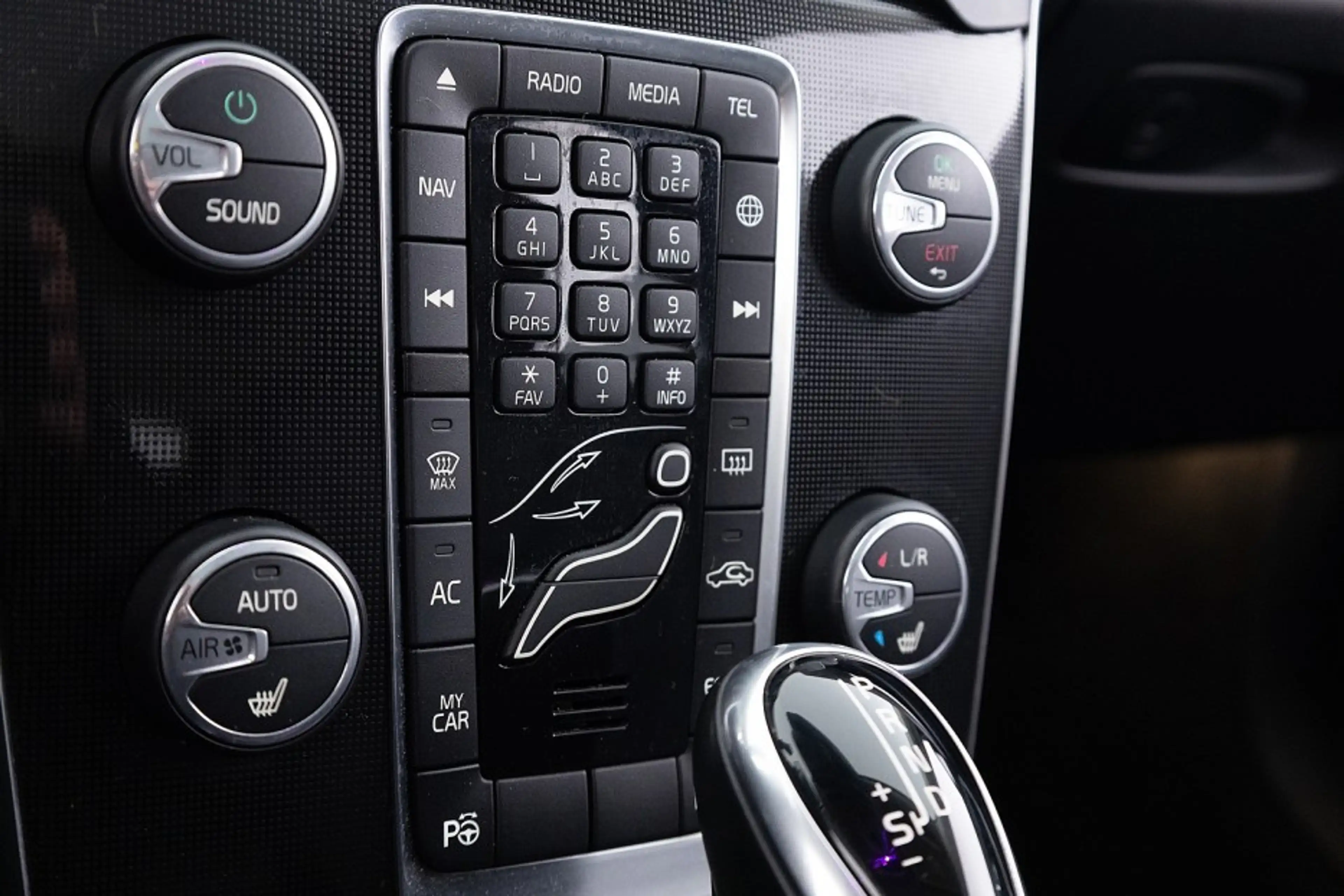 Volvo V40 Cross Country 1.5 T3 Polar+ Luxury | LEDER | PANORAMA . — photo 18