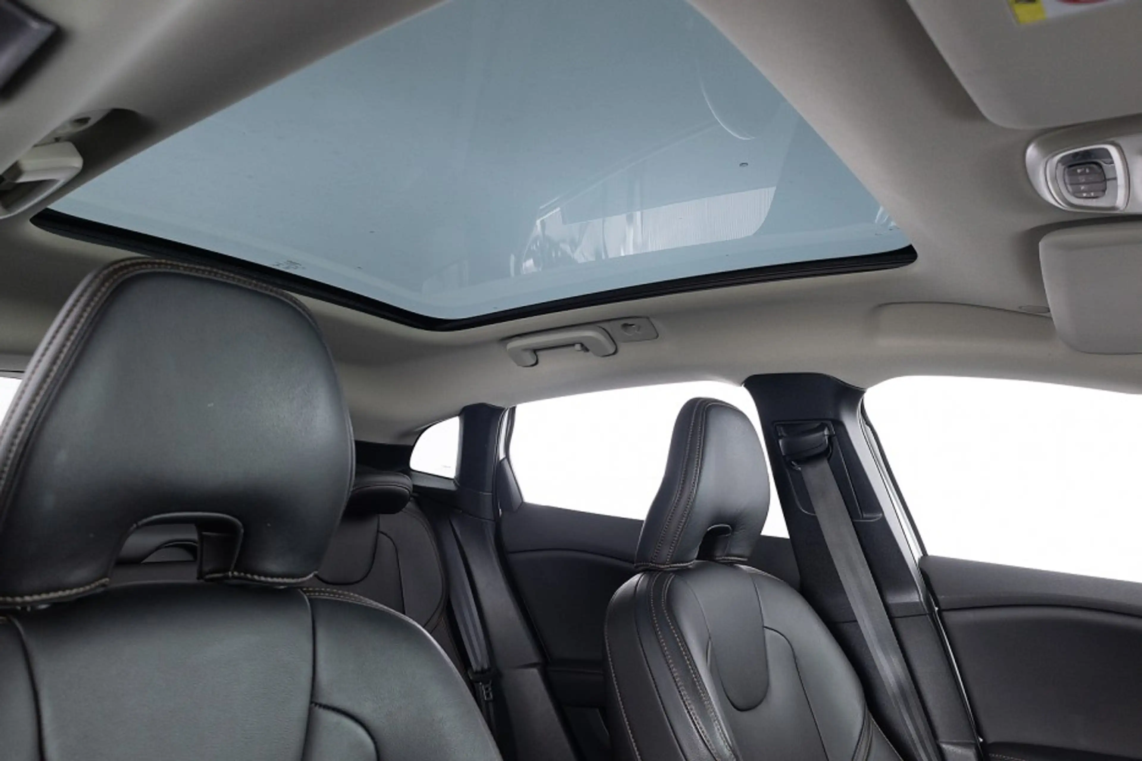 Volvo V40 Cross Country 1.5 T3 Polar+ Luxury | LEDER | PANORAMA . — photo 9