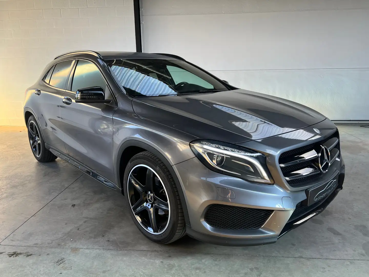 Mercedes-Benz GLA 180 d pack AMG Gris - 1