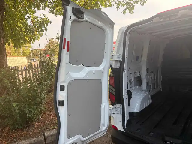 Ford Transit Custom view 9