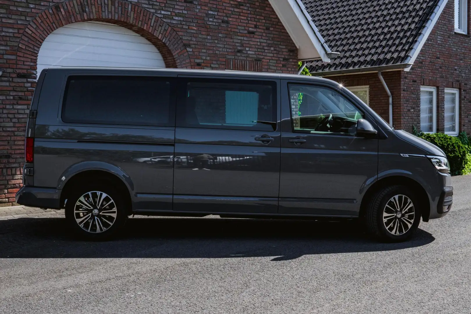 Volkswagen T6.1 Transporter 2.0 TDI L2H1 150 PK DUB/CAB Caravelle T6.1 150 PK Grijs - 2