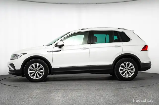 Volkswagen Tiguan view 3