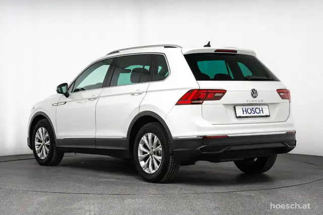 Volkswagen Tiguan view 4