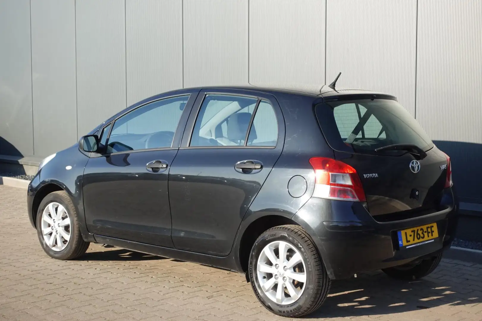 Toyota Yaris 1.0 VVTi Cool Zwart - 2